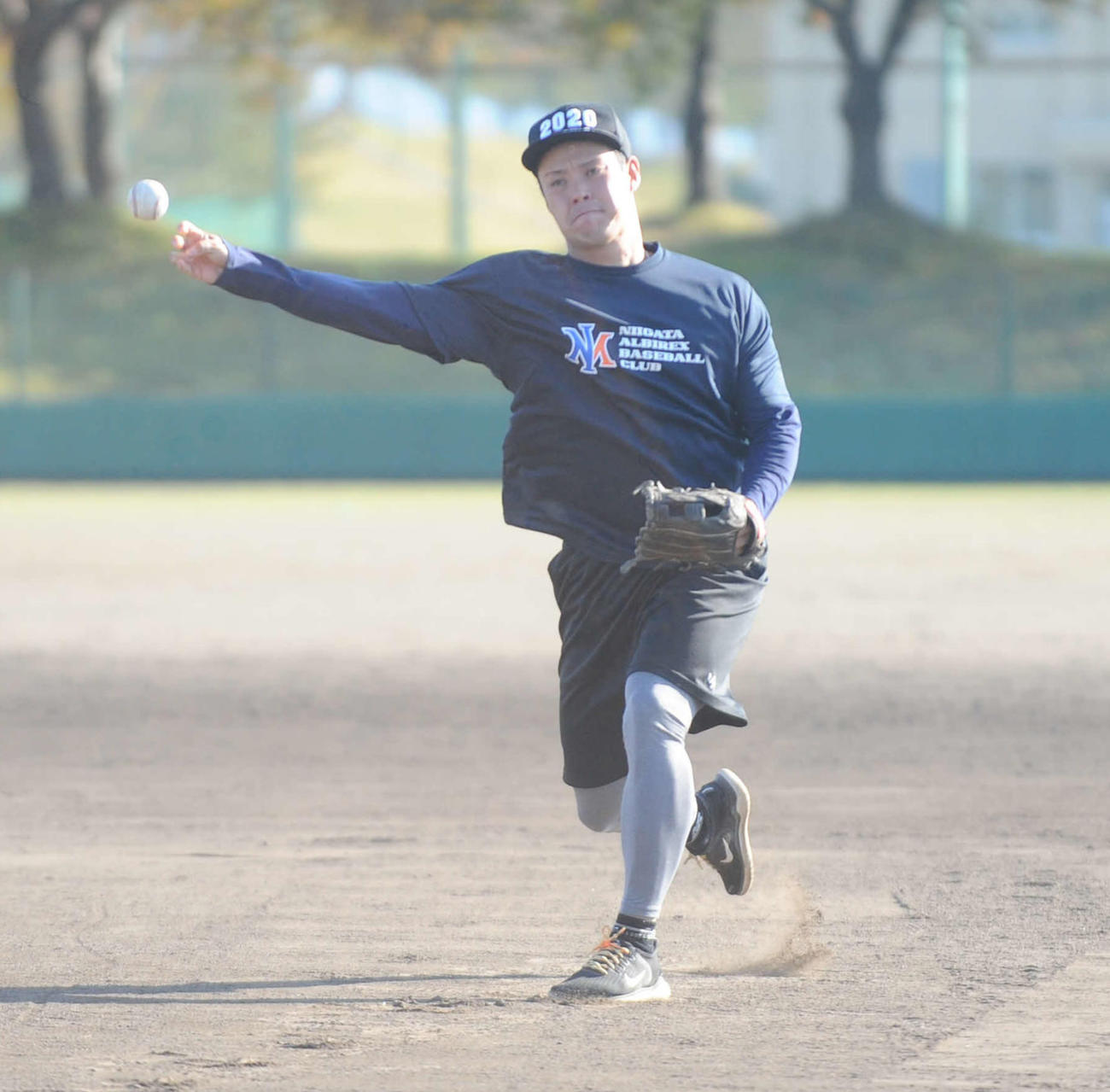 投球練習を重ね、NPBドラフト指名を待つ前川