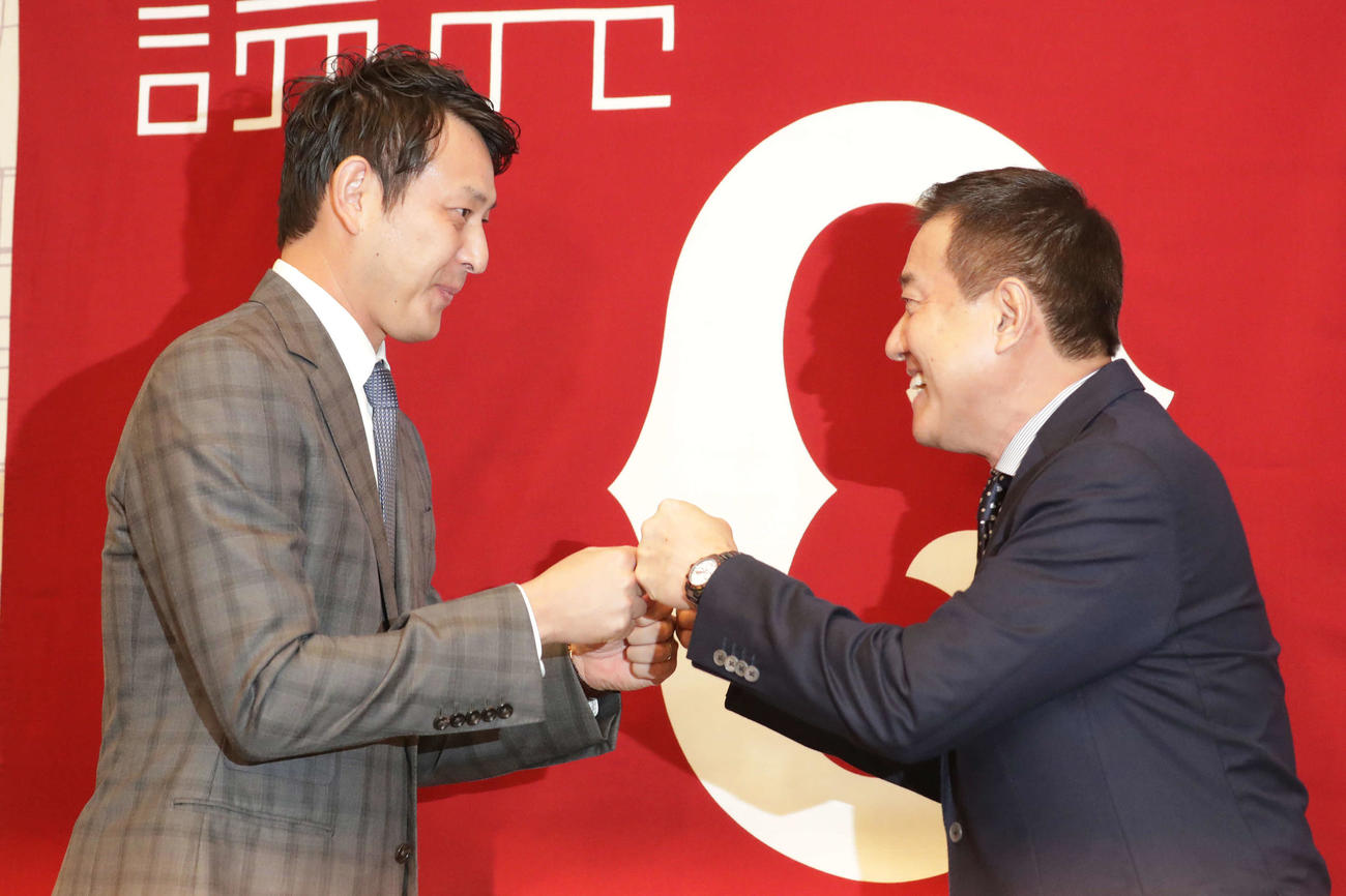引退会見でグータッチを交わす巨人岩隈（左）と原監督（撮影・河野匠）