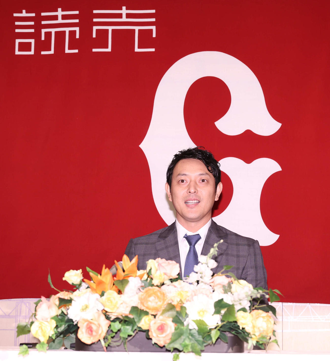 引退会見に臨んだ巨人岩隈（撮影・河野匠）