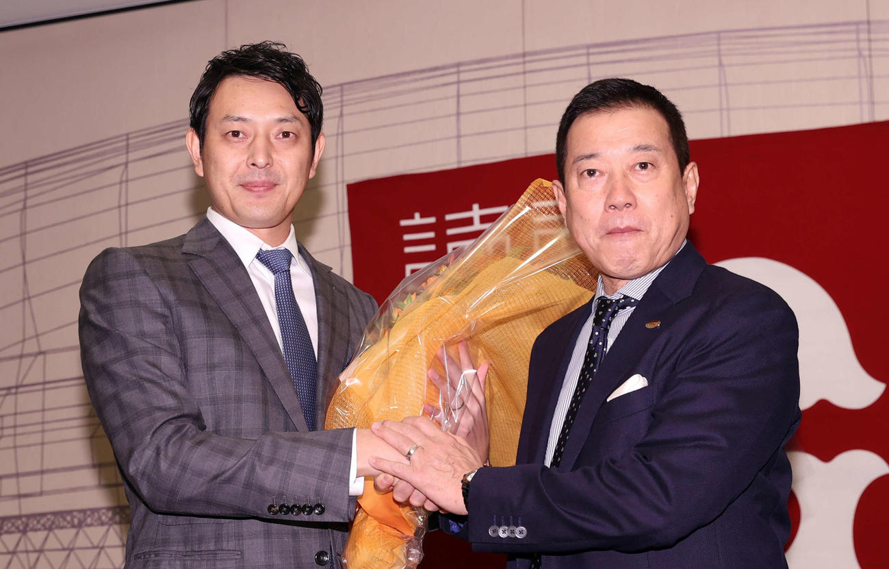 引退会見で巨人原監督（右）から花束を受け取る岩隈（撮影・河野匠）