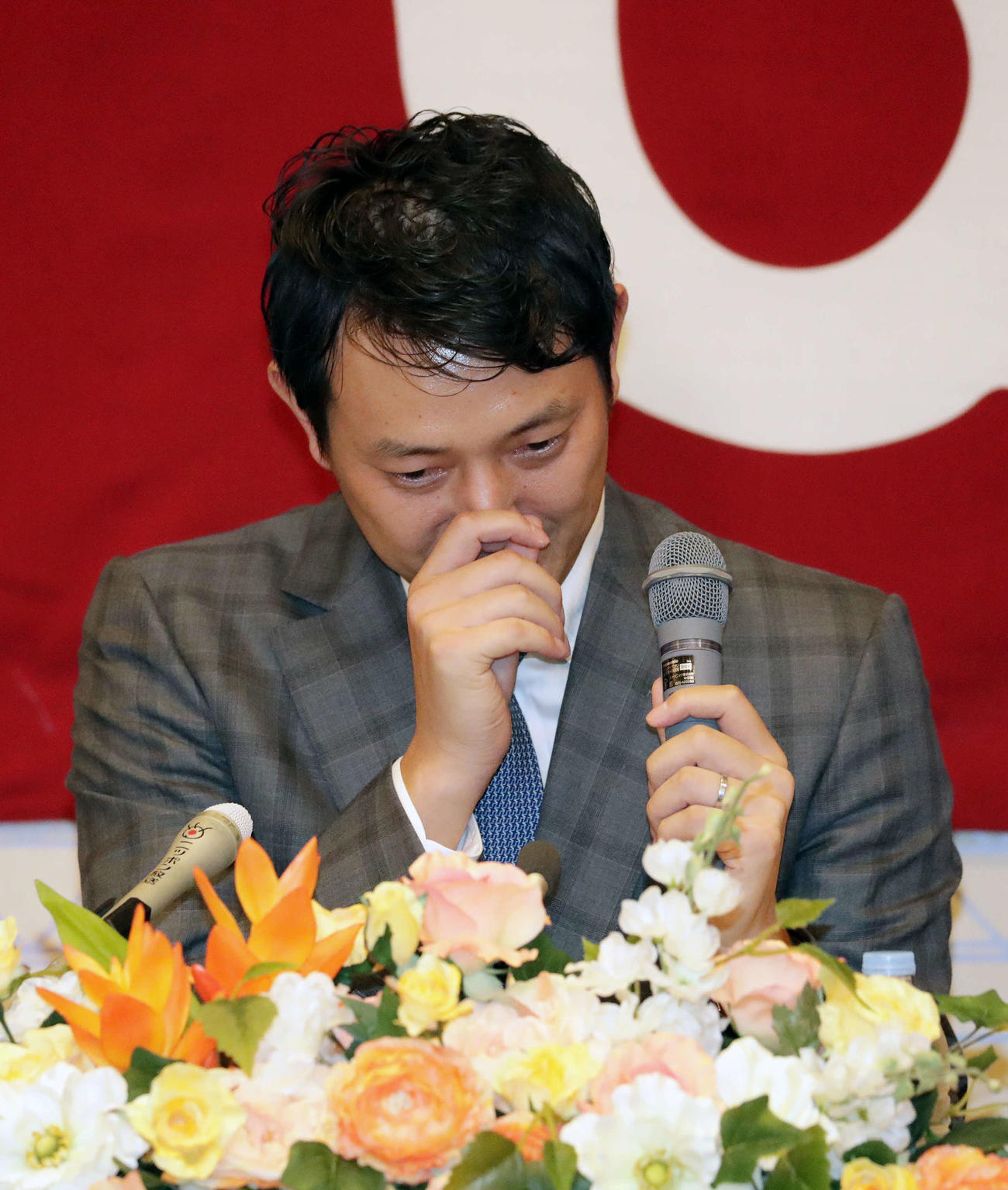 引退会見で少しうつむく巨人岩隈（撮影・河野匠）
