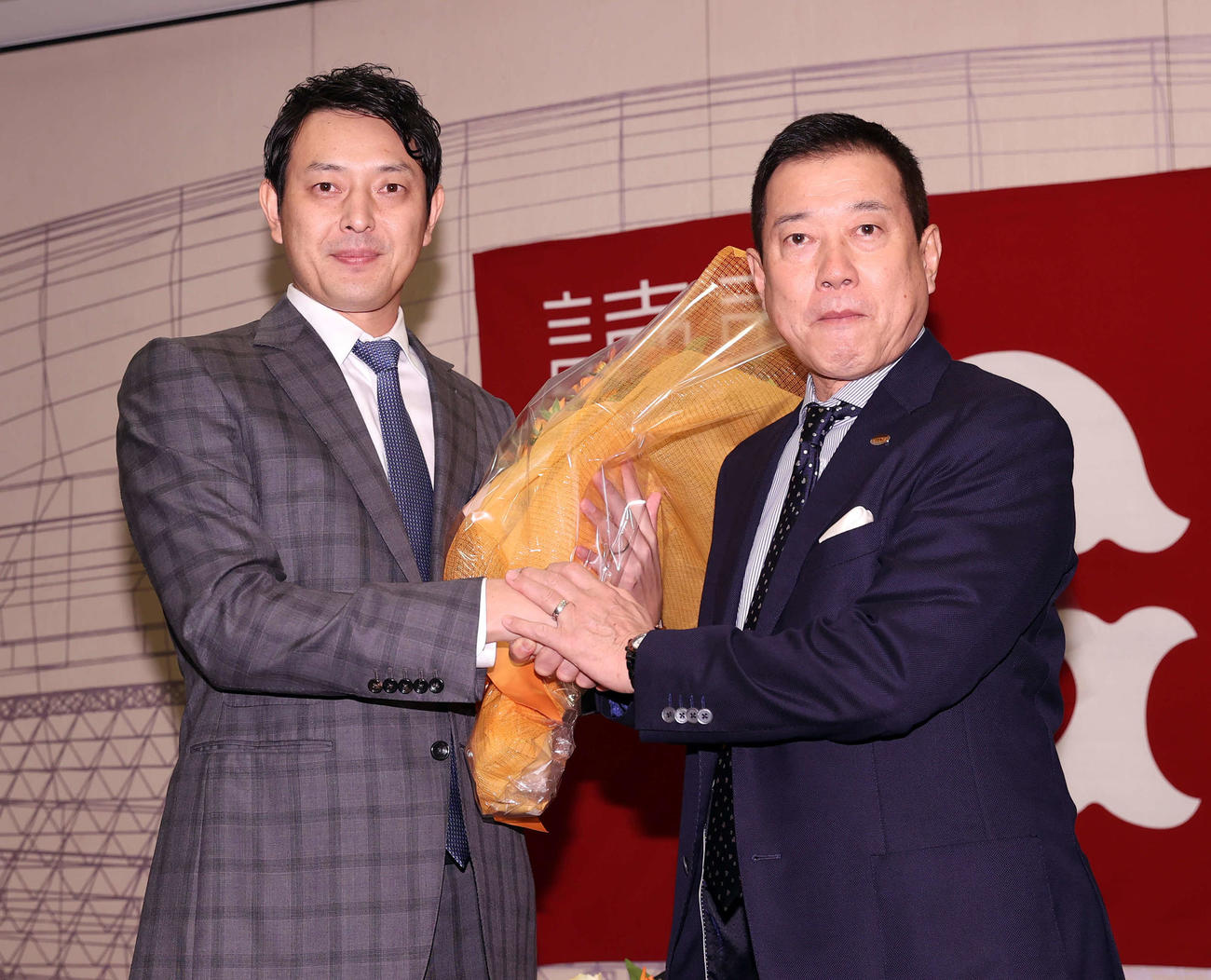引退会見で巨人原監督（右）から花束を受け取る岩隈（撮影・河野匠）
