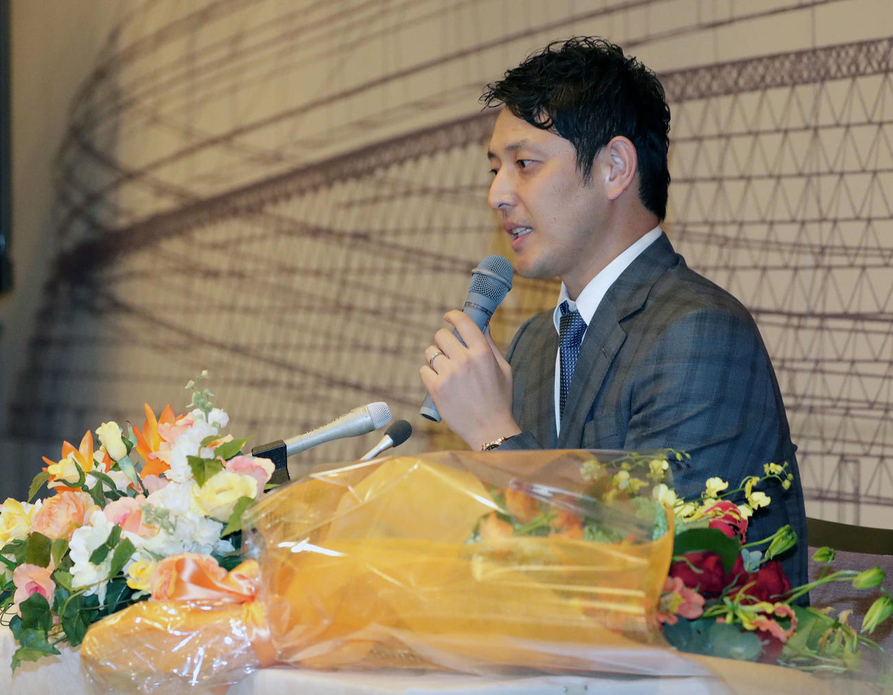 引退会見に臨んだ巨人岩隈（撮影・河野匠）