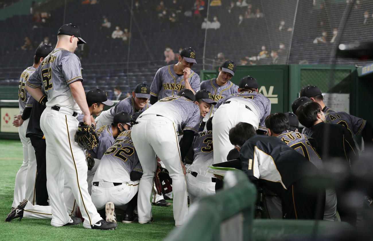 巨人対阪神　試合前、円陣を組む阪神ナイン（撮影・前田充）