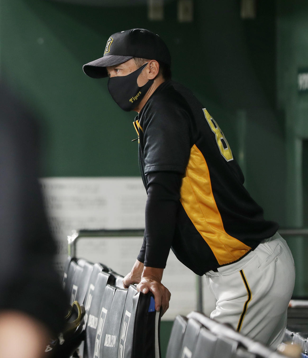 巨人対阪神　円陣を組むナインを見つめる阪神矢野監督（撮影・前田充）
