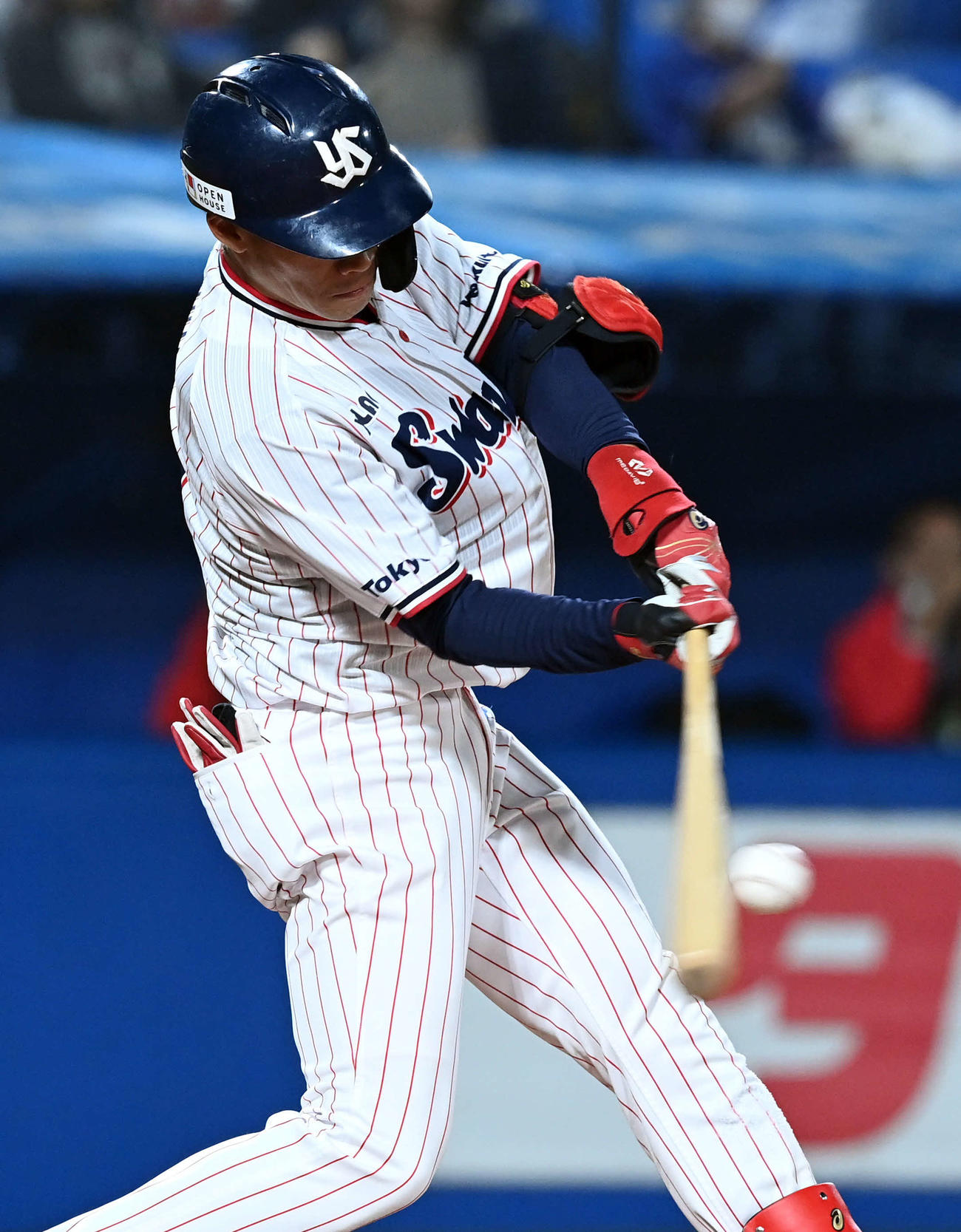 ヤクルト対中日　2回裏ヤクルト無死二塁、右越えに2点本塁打を放つ塩見（撮影・たえ見朱実）