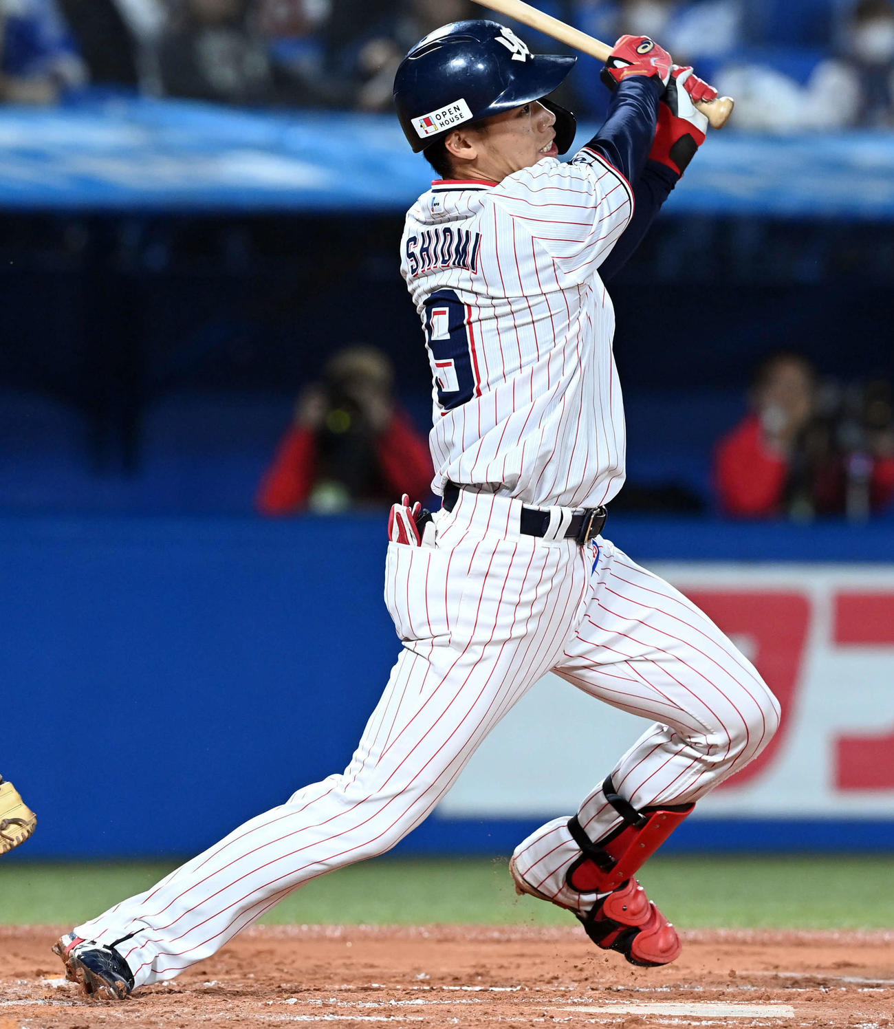 ヤクルト対中日　2回裏ヤクルト無死二塁、右越えに2点本塁打を放つ塩見（撮影・たえ見朱実）
