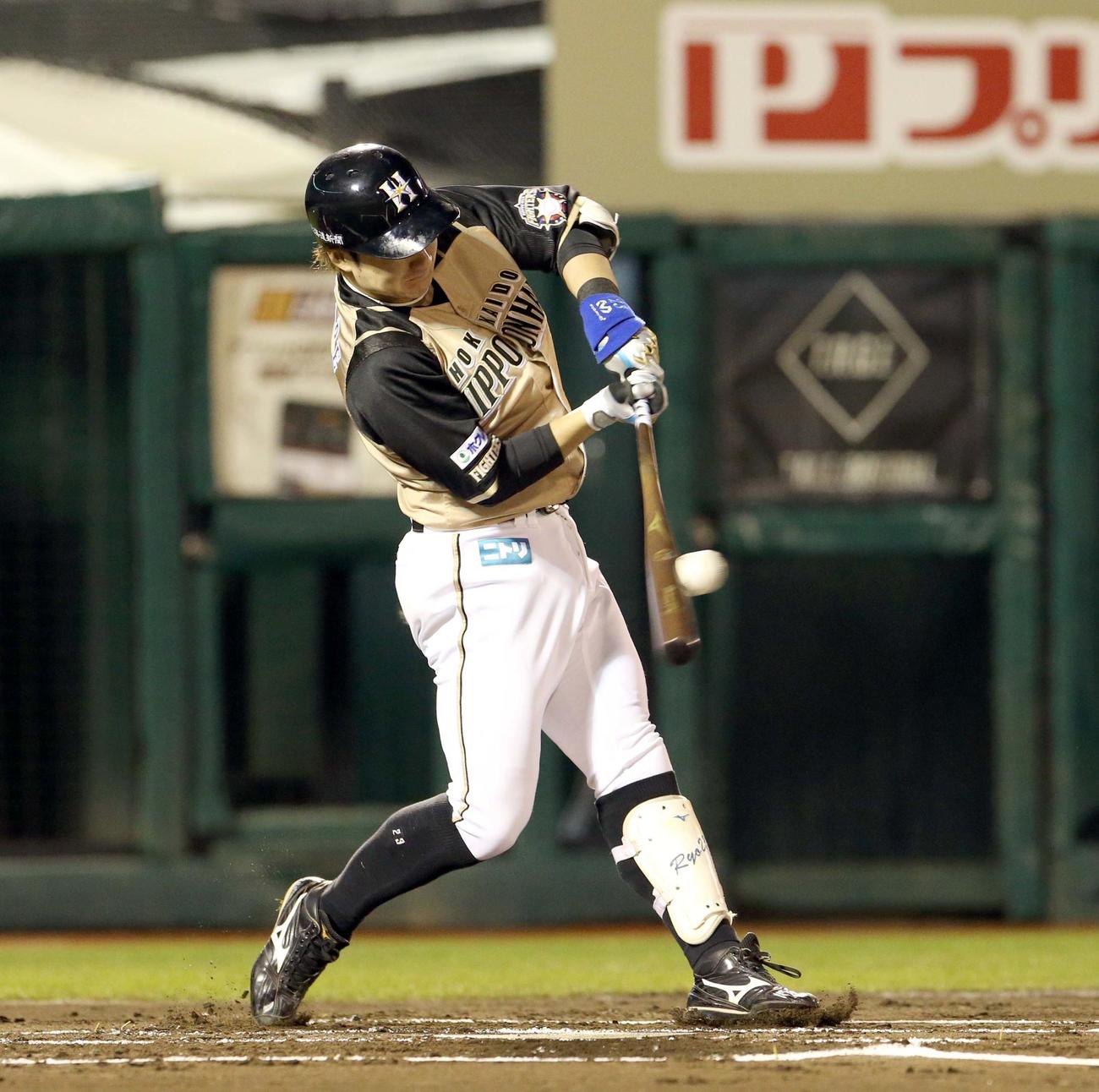 楽天対日本ハム　1回表日本ハム2死一、三塁、渡辺は左前適時打を放つ（撮影・佐藤翔太）