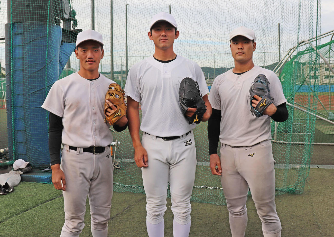 プロ志望届を出し、ドラフトを待つ亜大の、左から矢野、平内、内間（撮影・保坂淑子）