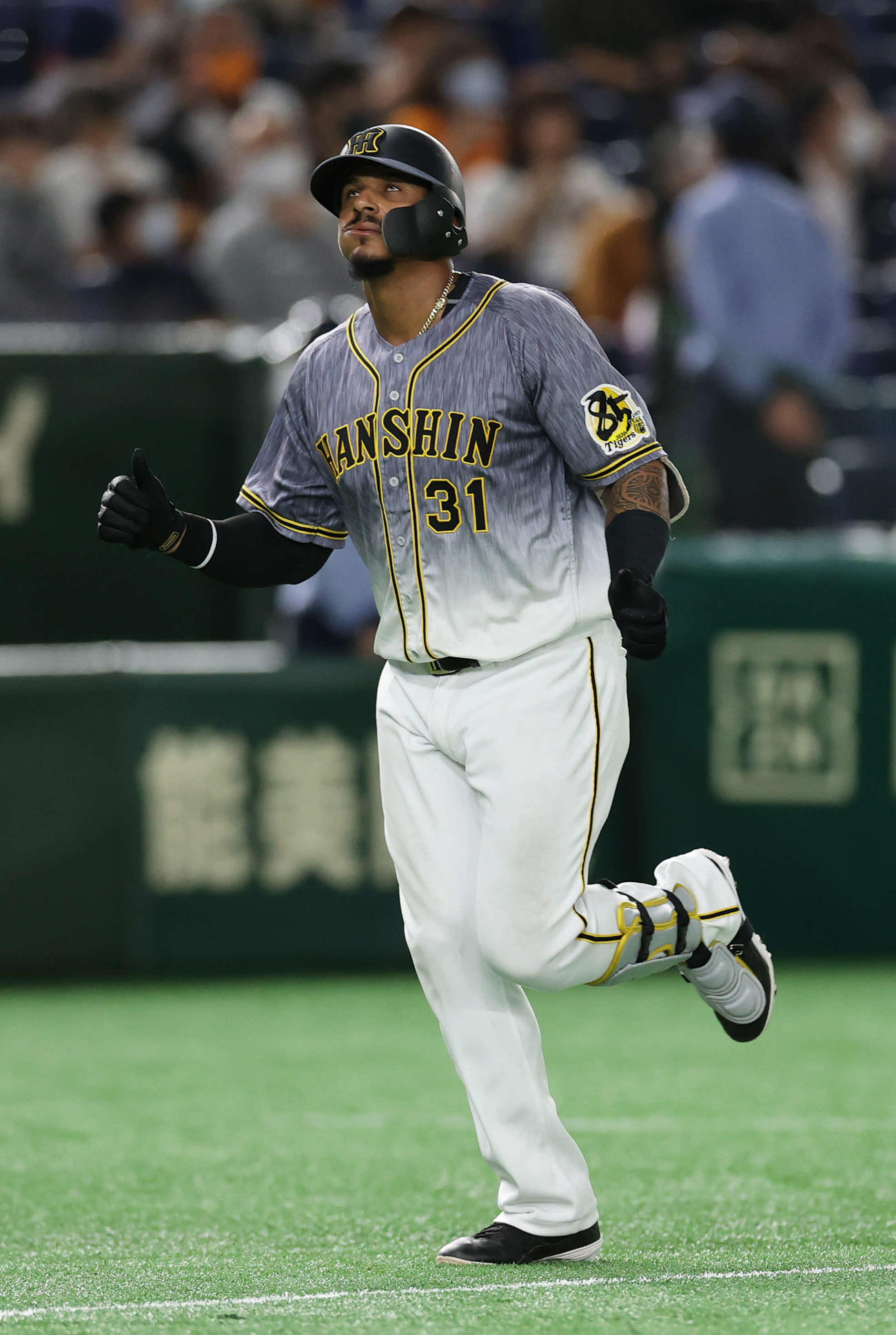 巨人対阪神　4回表阪神1死、左越え本塁打を放ち天井を見つめながらダイヤモンドをまわるマルテ（撮影・河野匠）