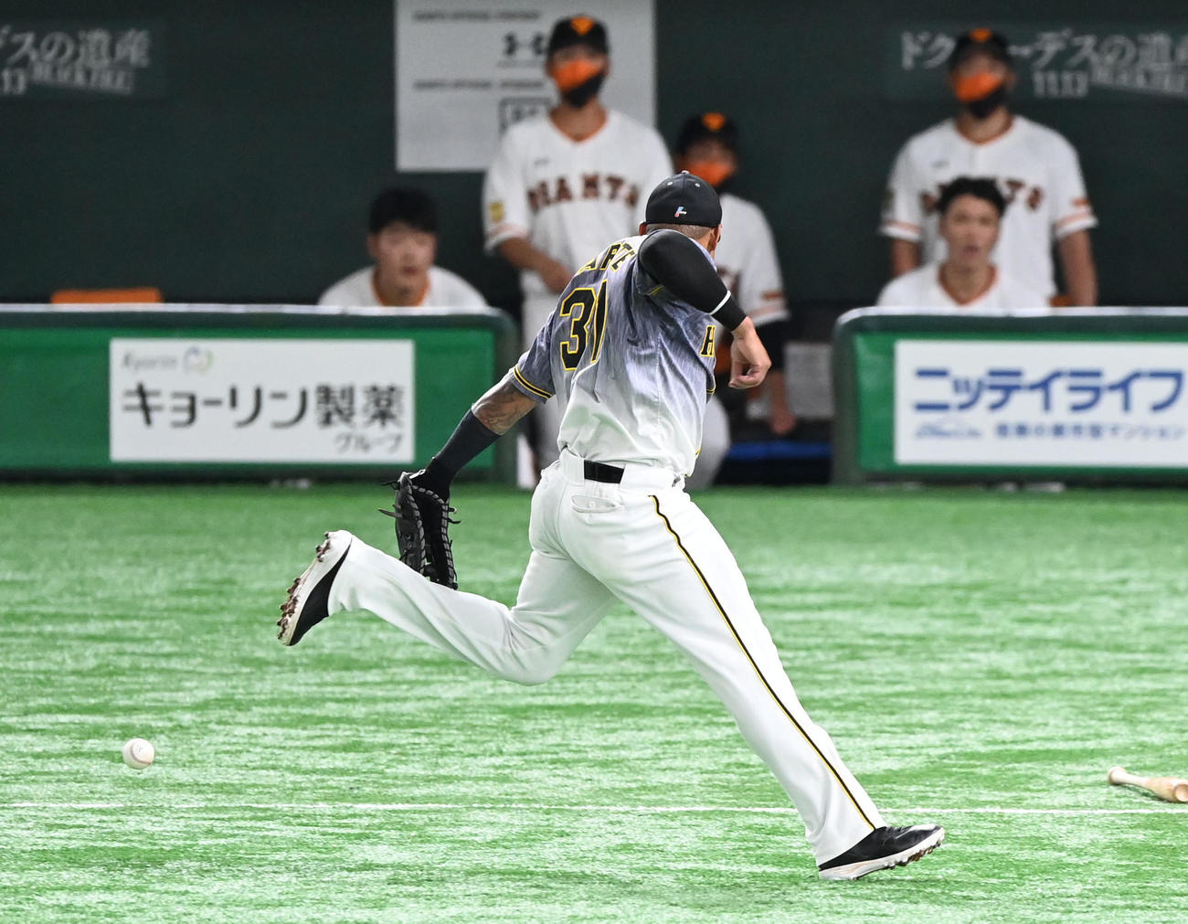 巨人対阪神　2回裏巨人1死一、三塁、今村の犠打をはじくマルテ（撮影・山崎安昭）