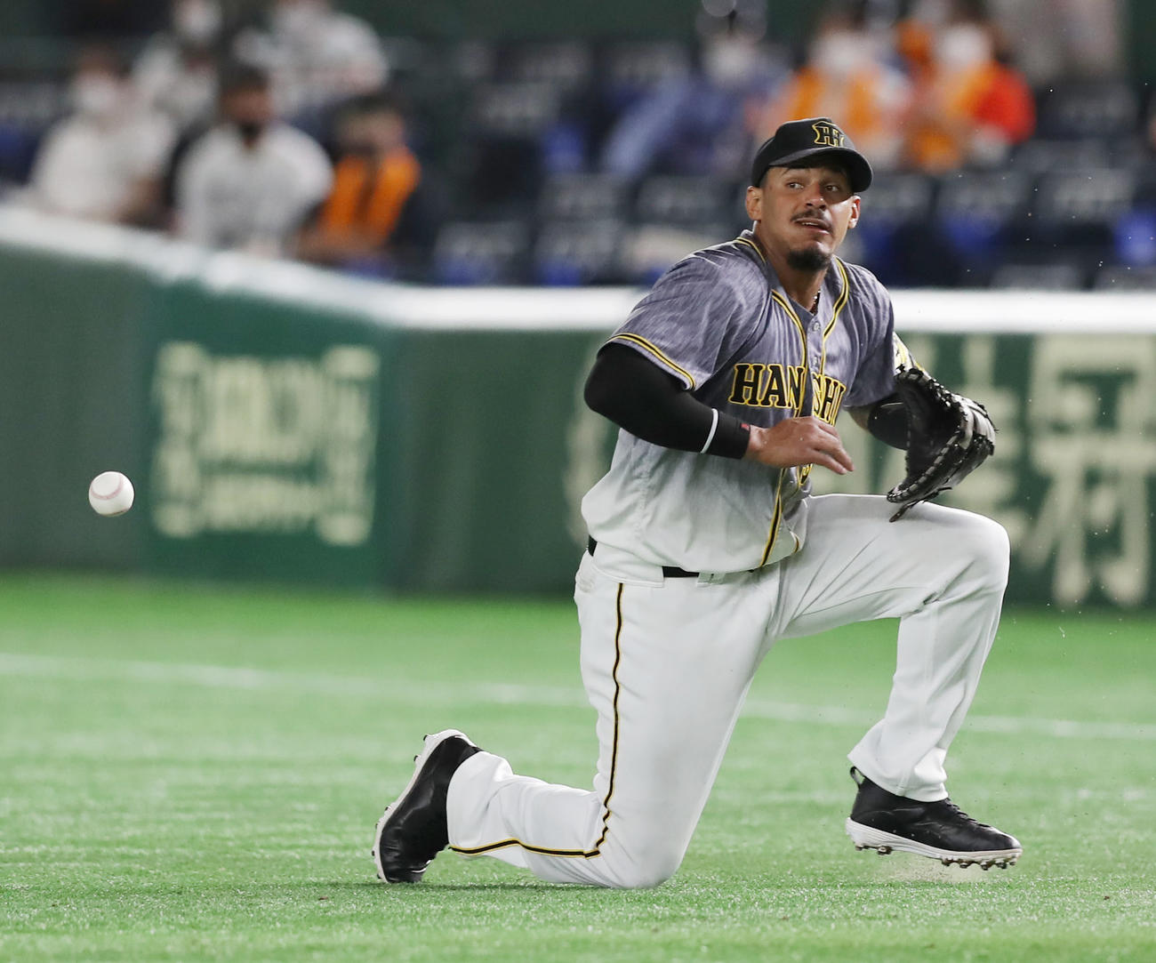 2回裏巨人1死二塁、田中俊の打球をはじく一塁手マルテ（撮影・前田充）