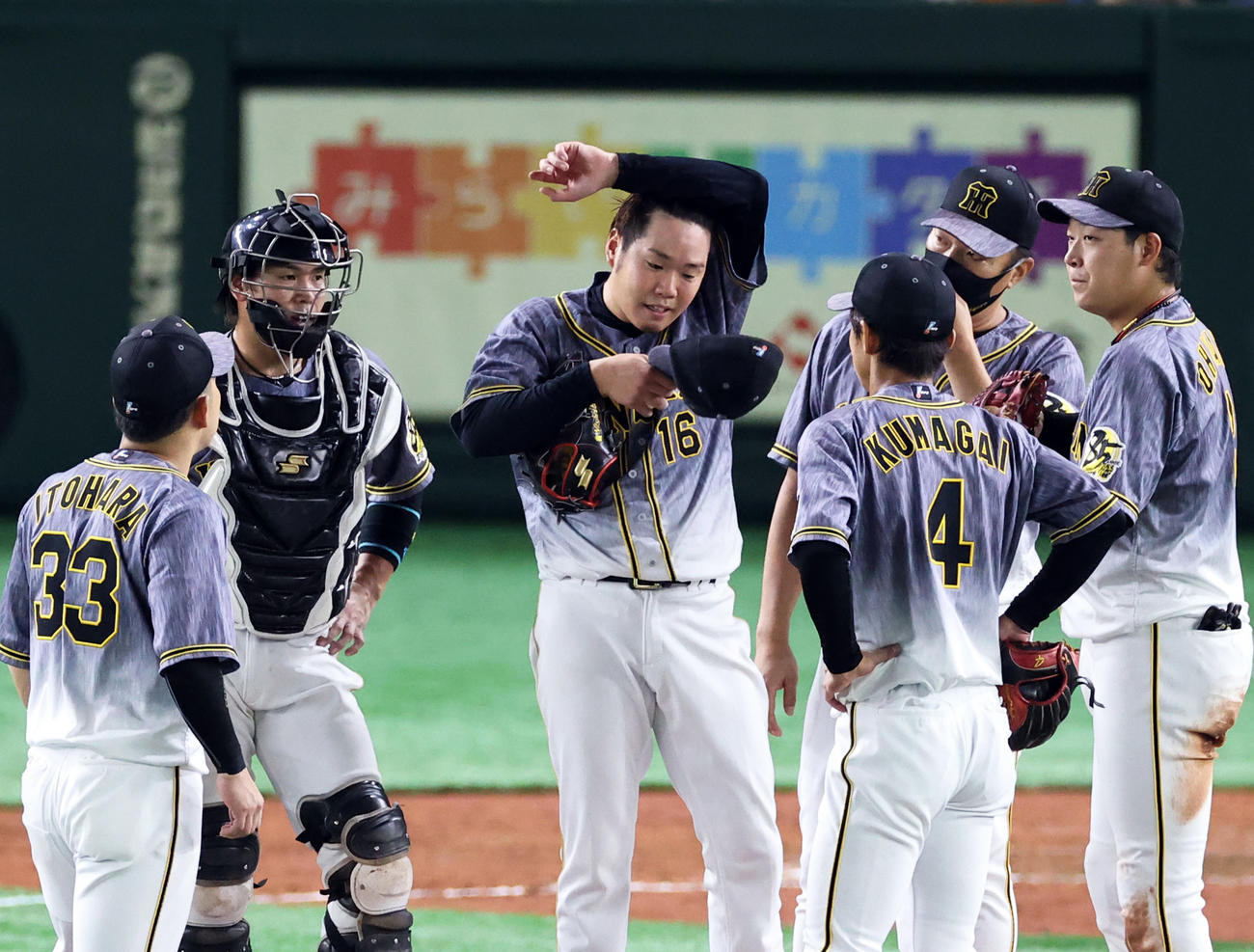 5回裏巨人無死三塁、松原の一塁ゴロもマルテの失策でオールセーフとなり、悔しそうに汗をぬぐう西勇（中央）（撮影・浅見桂子）