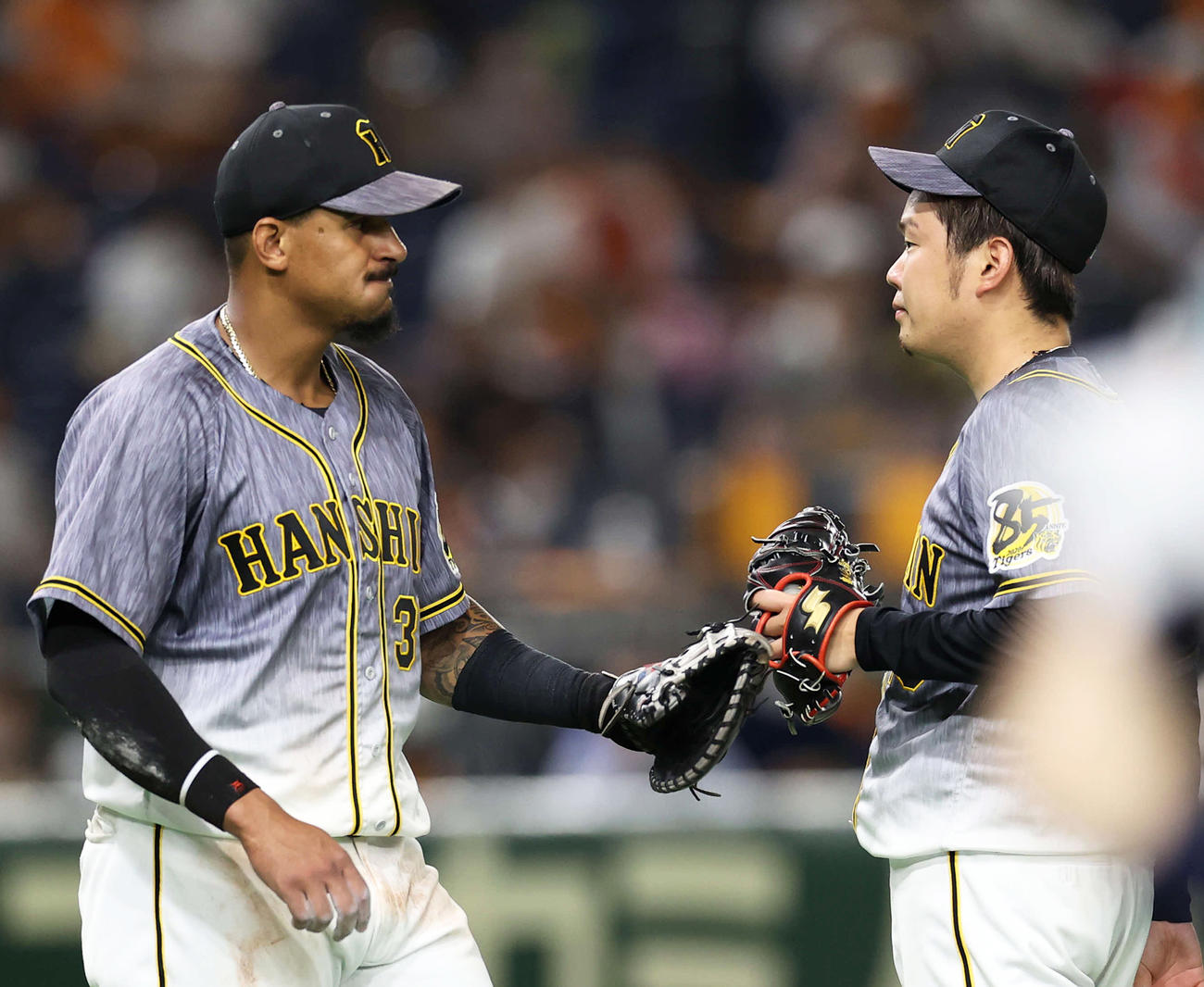 5回裏巨人1死満塁、田中俊の一ゴロで三塁走者坂本の生還を許さなかったマルテ（左）は西勇とグラブタッチを交わす（撮影・河野匠）