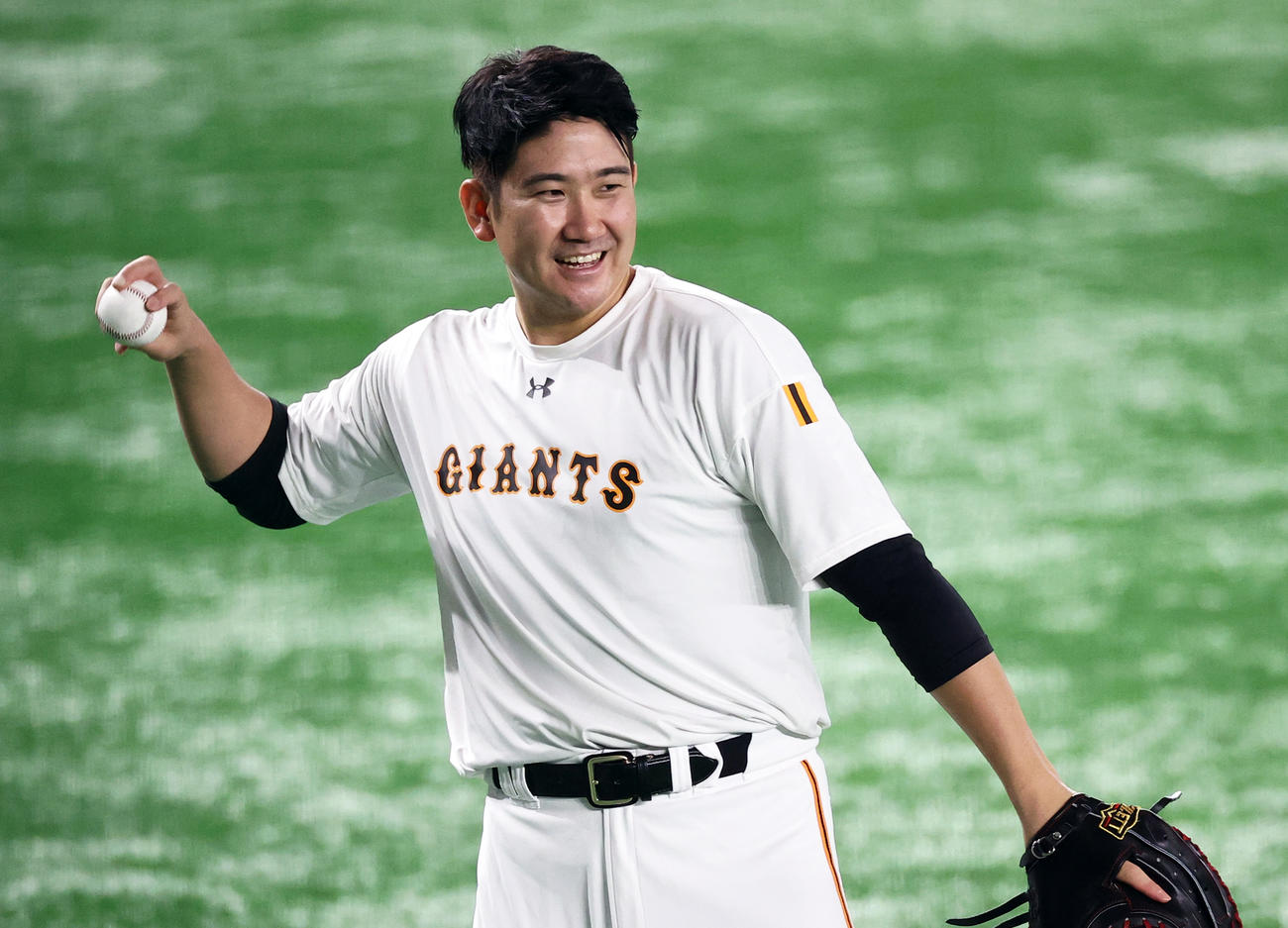 試合前のキャッチボールで笑顔をみせる菅野（撮影・浅見桂子）