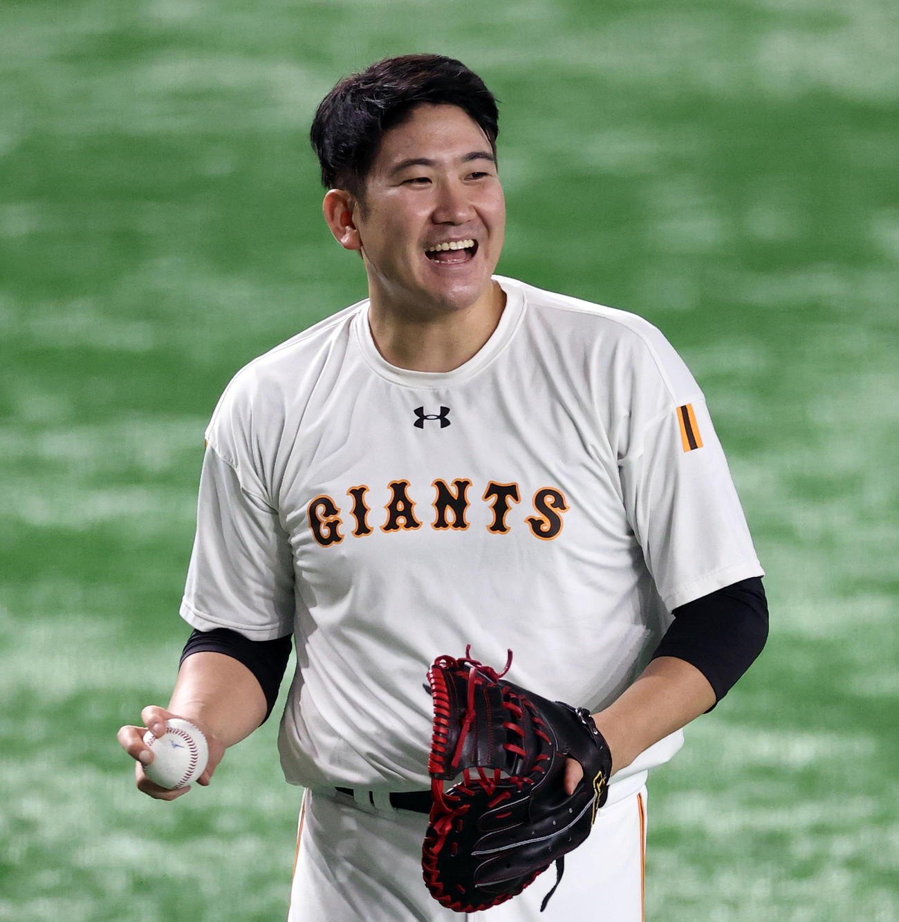 試合前、ファーストミットでキャッチボールする菅野（撮影・浅見桂子）