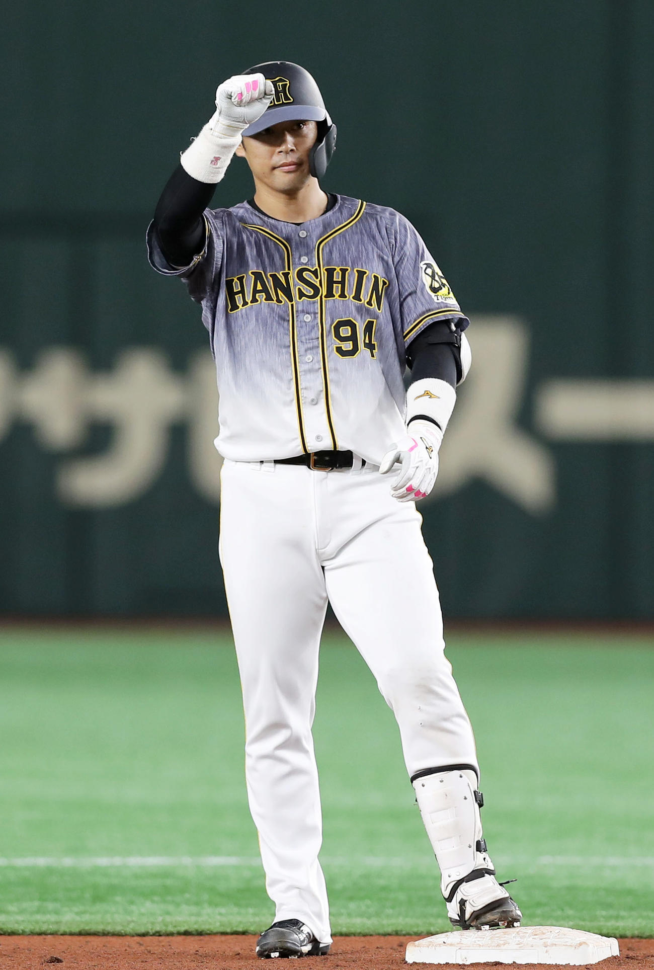 8回表阪神1死一、二塁、左中間へ2点適時二塁打を放ちガッツポーズする原口（撮影・前田充）