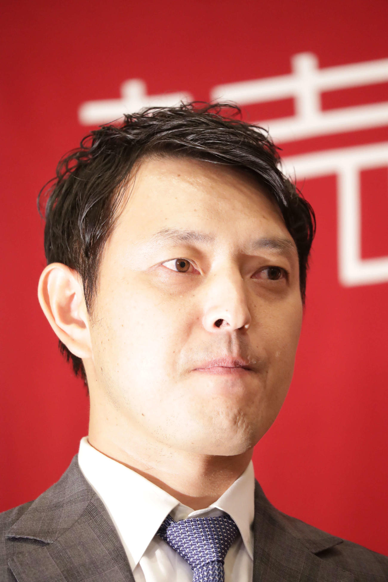 引退会見で巨人原監督の言葉を聞く岩隈（撮影・河野匠）