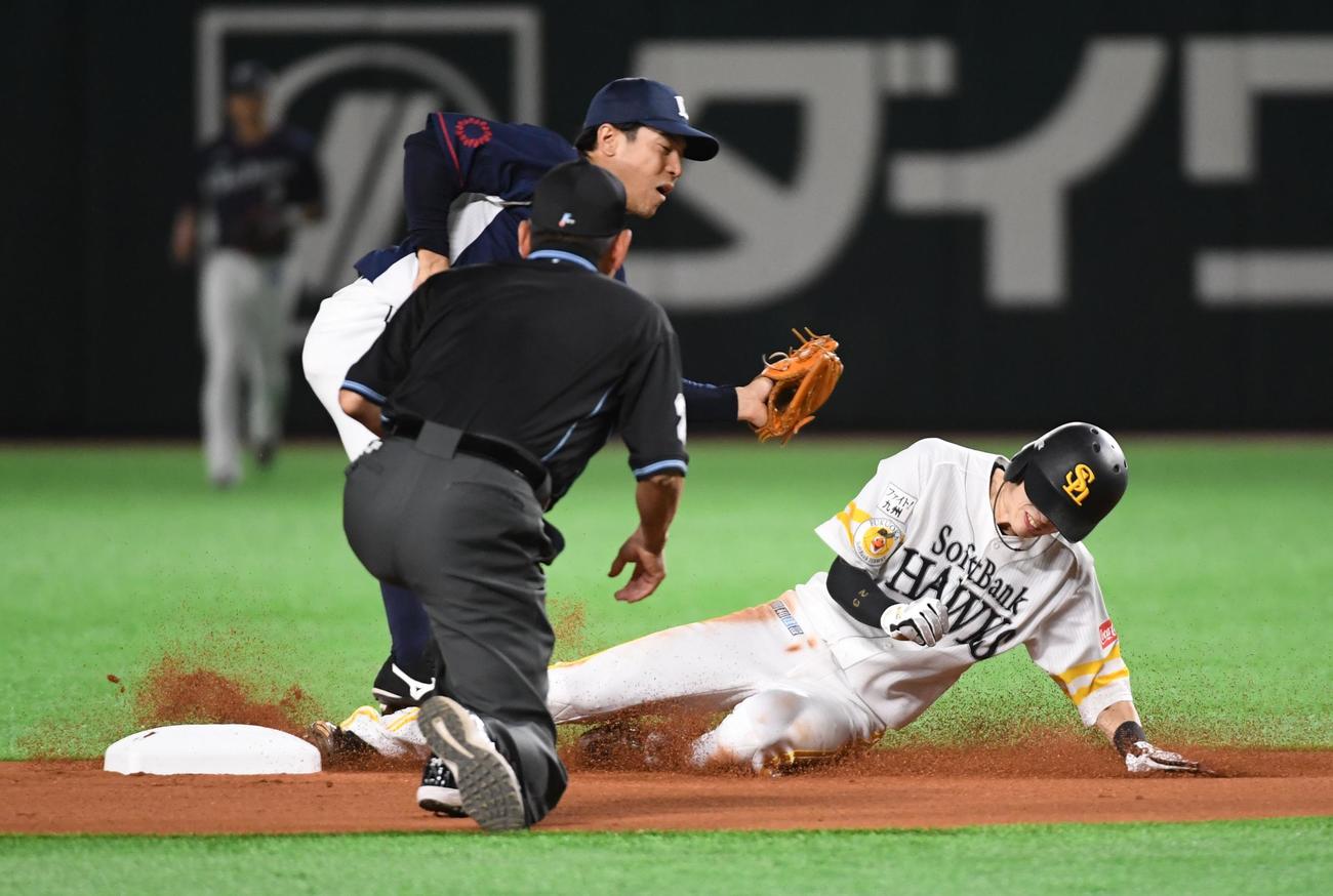 1回裏ソフトバンク無死一塁、中村晃のとき、一塁走者の周東佑京は二塁盗塁を決める。43個目（撮影・今浪浩三）