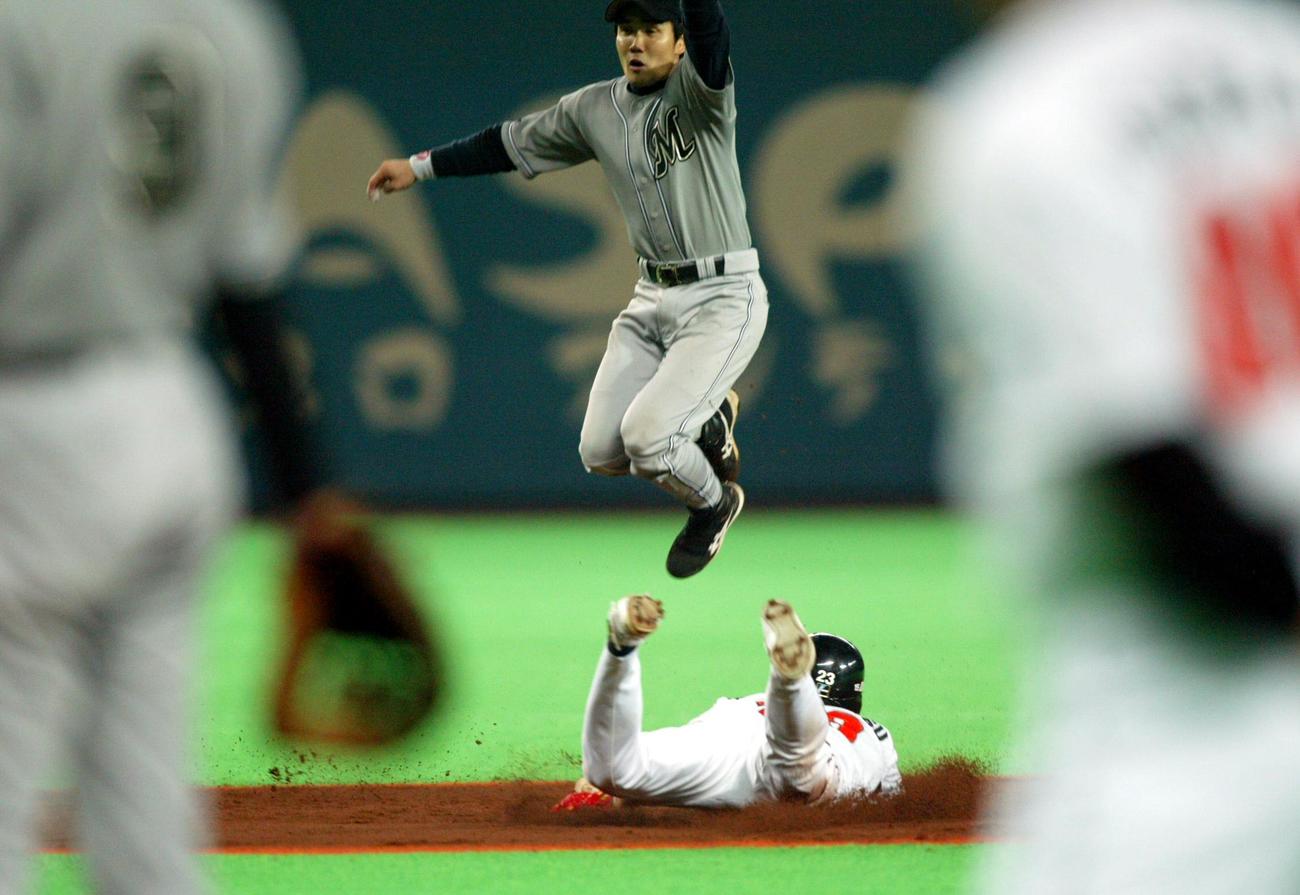 ダイエー村松有人は二塁へ盗塁を決める。野手は小坂誠（2003年5月3日撮影）