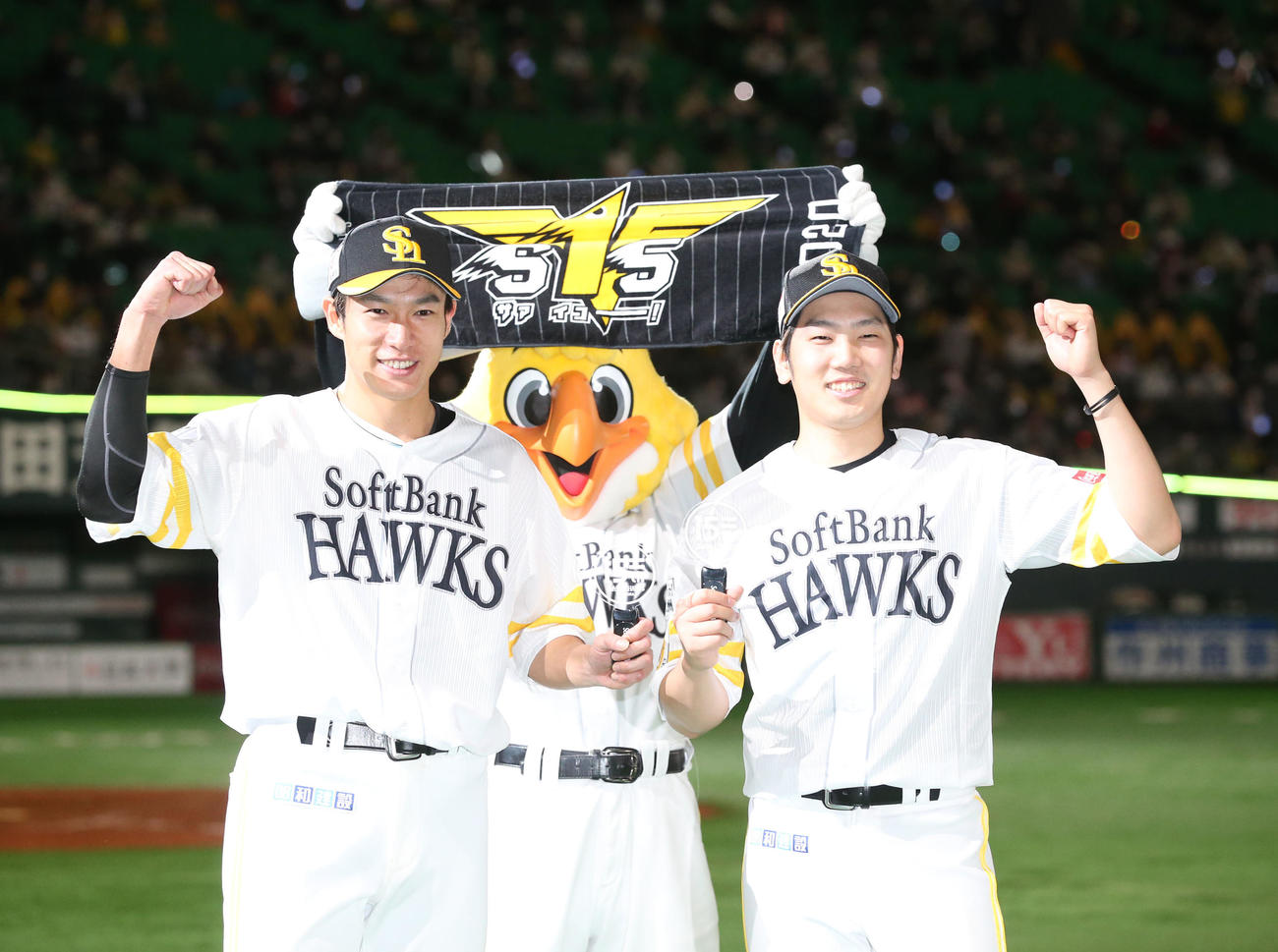 ソフトバンク対西武　マジックを4としガッツポーズする柳田（左）と石川（撮影・梅根麻紀）