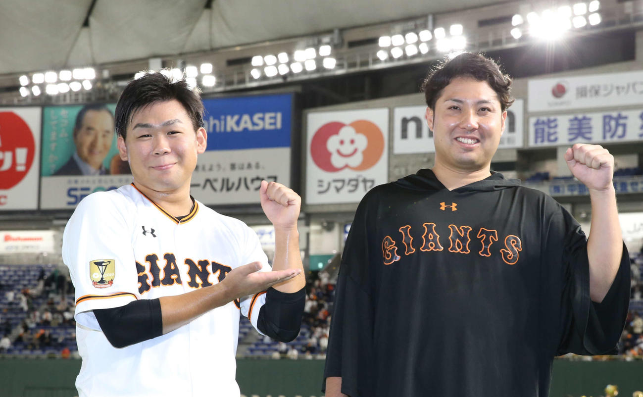 巨人対阪神　阪神を下し、記念撮影に納まる勝利投手の今村（右）とセーブした田口（撮影・河野匠）