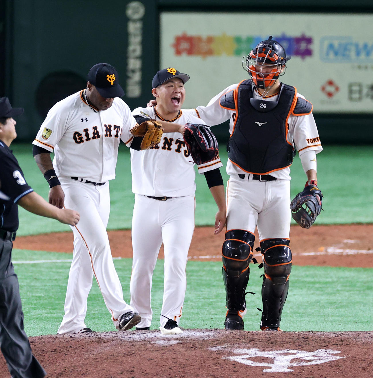 巨人対阪神　9回表阪神2死二、三塁、植田を右飛に仕留め笑顔で大城（右）らと称え合う田口（中央）（撮影・浅見桂子）