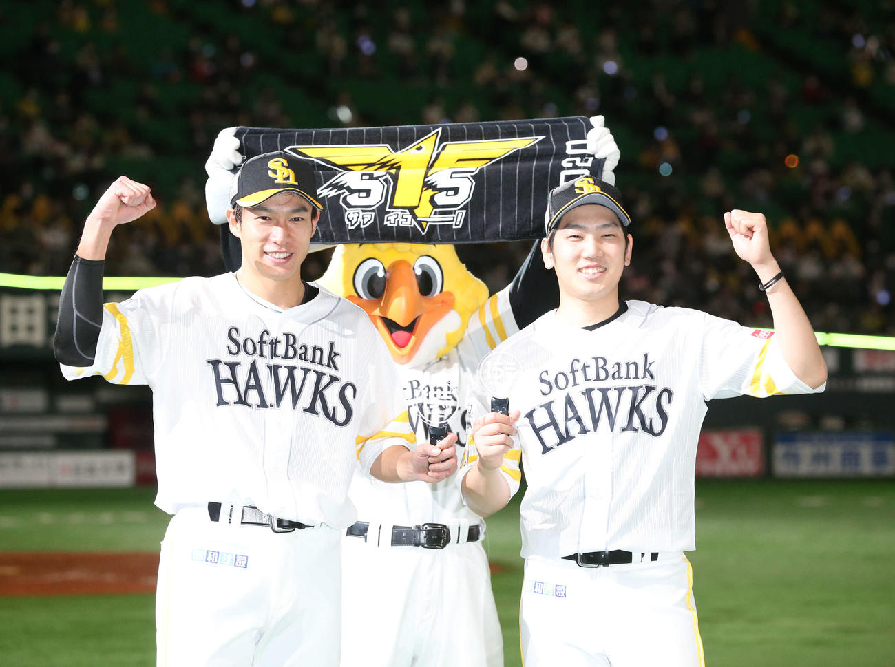ソフトバンク対西武　ガッツポーズするソフトバンク柳田（左）と石川（撮影・梅根麻紀）