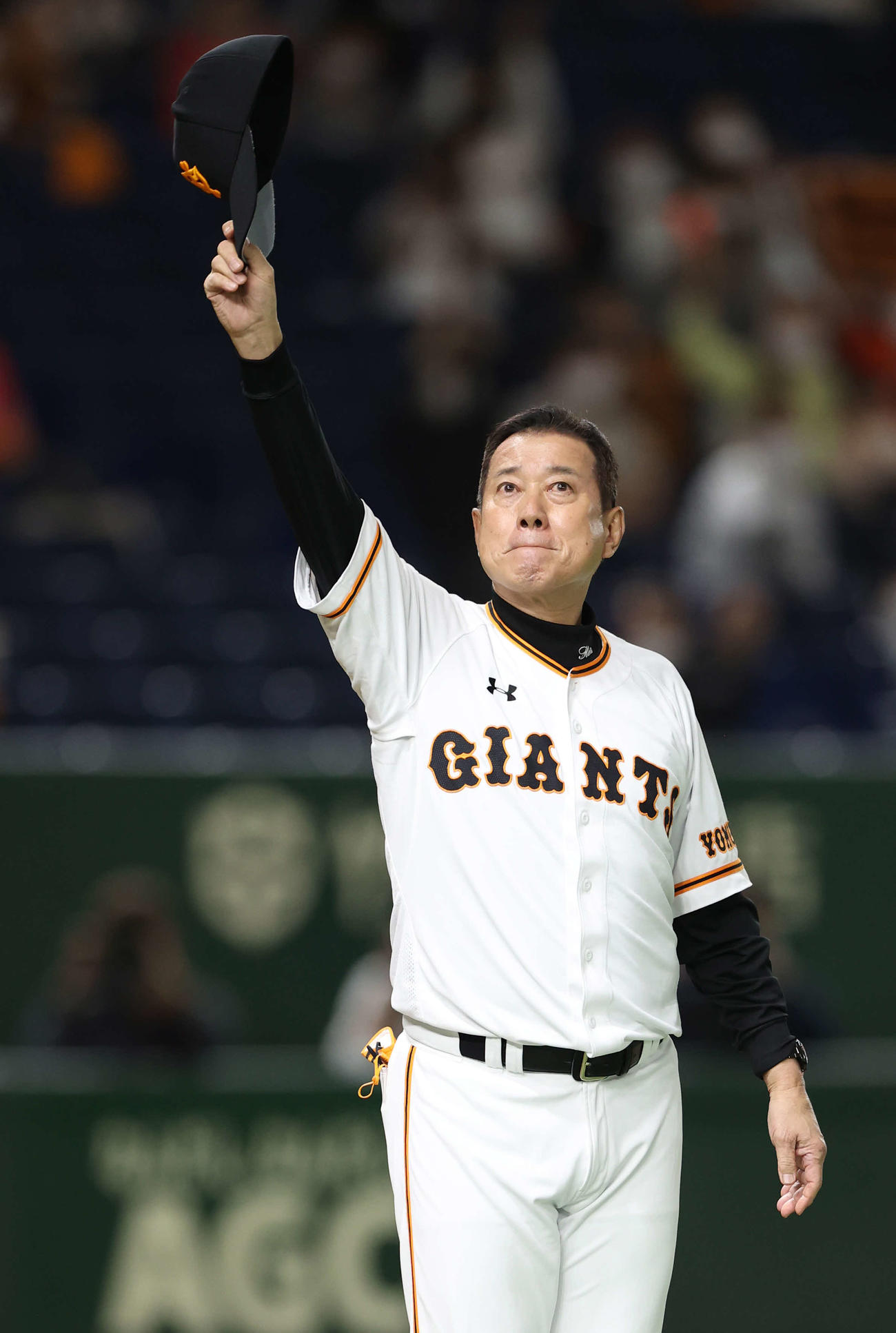 巨人対阪神　阪神を下し、スタンドに向かってあいさつする巨人原監督（撮影・河野匠）