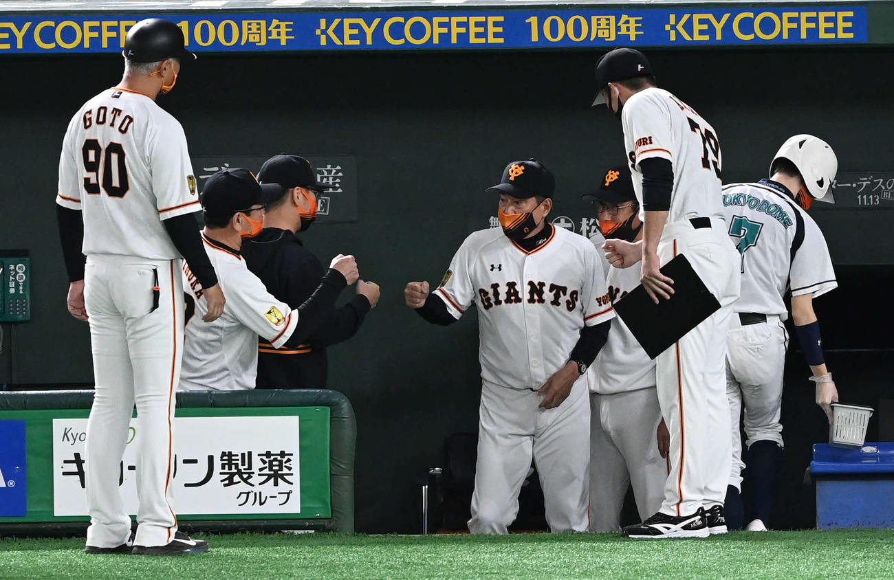 巨人対阪神　勝利した巨人原監督（中央）は表情を崩さないままグータッチ（撮影・山崎安昭）