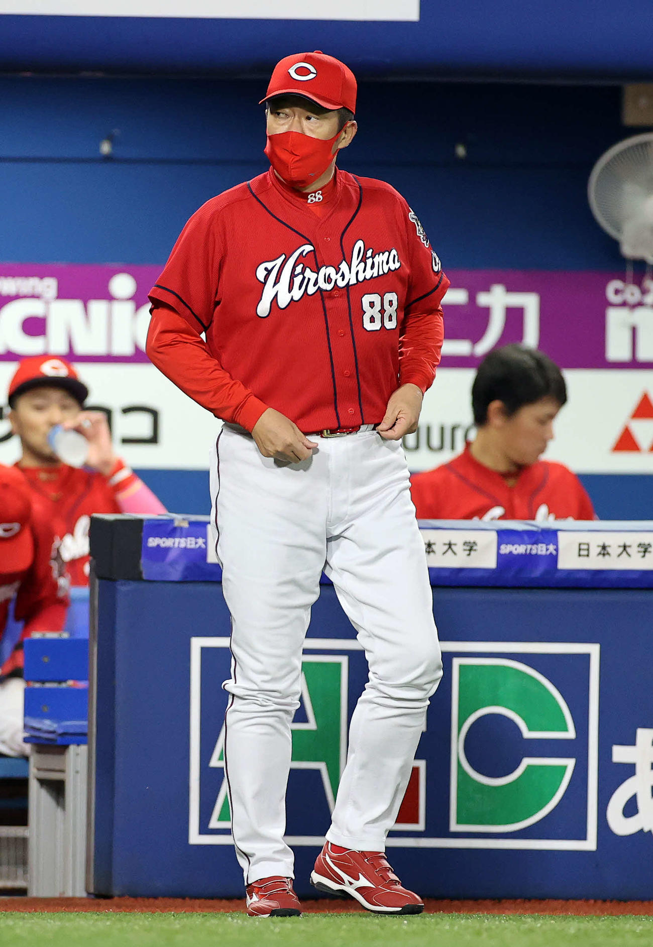 DeNA対広島　8回裏、投手交代を告げに向かう広島佐々岡監督（撮影・鈴木正人）