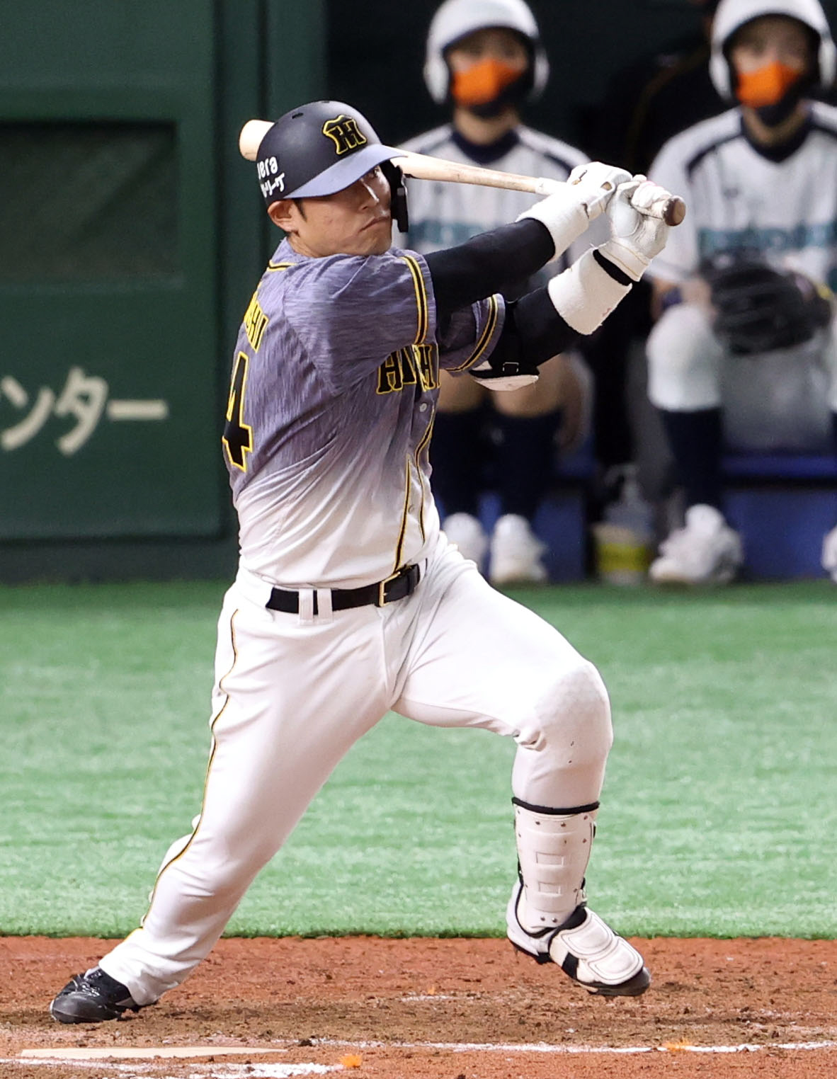 巨人対阪神　8回表阪神1死一、二塁、適時二塁打を放つ原口（撮影・狩俣裕三）