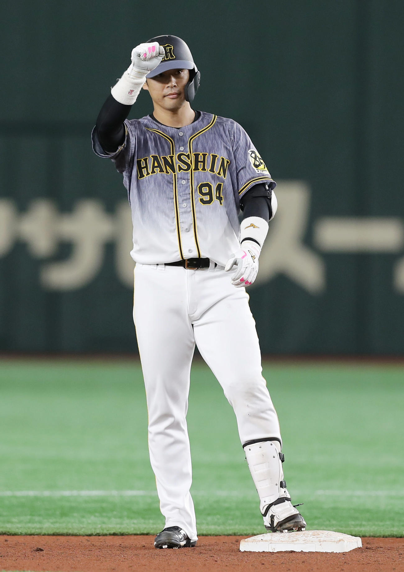 巨人対阪神　8回表阪神1死一、二塁、左中間へ2点適時二塁打を放ちガッツポーズする原口（撮影・前田充）