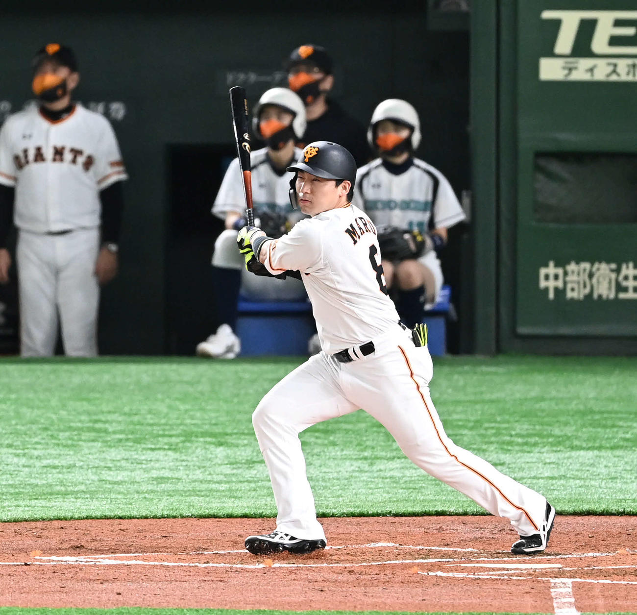 巨人対阪神　2回裏巨人1死、丸は中越えソロ本塁打を放つ（撮影・山崎安昭）