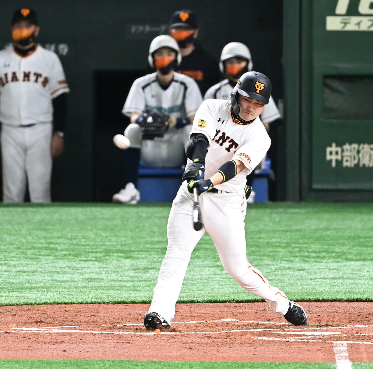 巨人対阪神　2回裏巨人1死、丸は中越えソロ本塁打を放つ（撮影・山崎安昭）