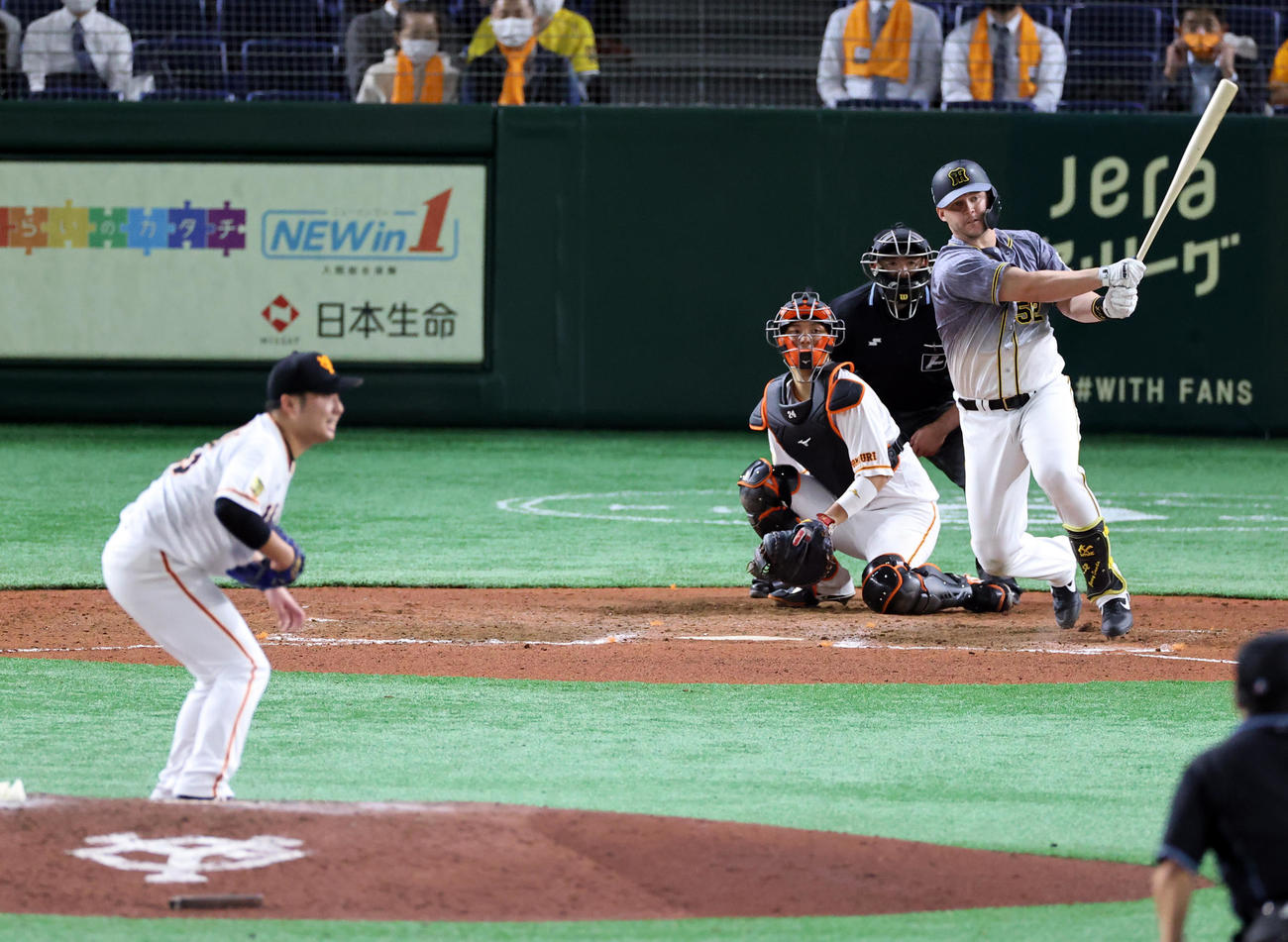 巨人対阪神　8回表阪神1死一塁、サンズは左前打を放つ。投手今村（撮影・浅見桂子）