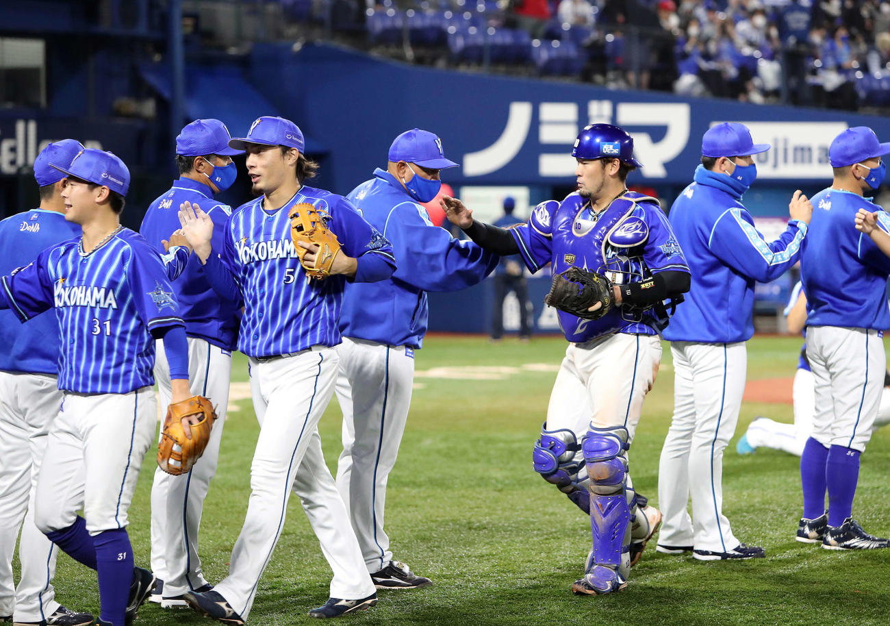 DeNA対広島　勝利し選手を出迎えるDeNAラミレス監督（中央）（撮影・鈴木正人）