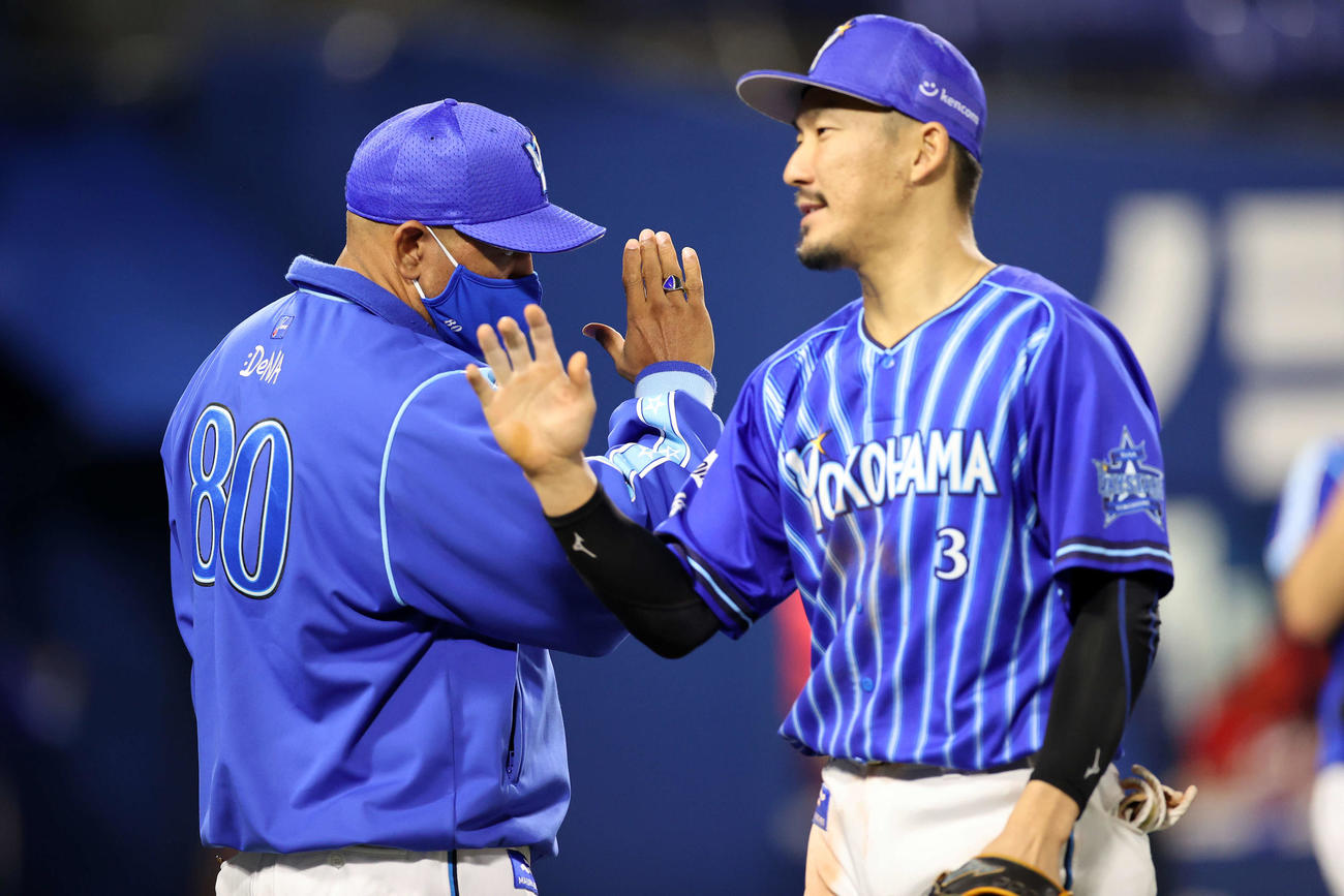 DeNA対広島　勝利し梶谷（右）を迎えるDeNAラミレス監督（撮影・鈴木正人）