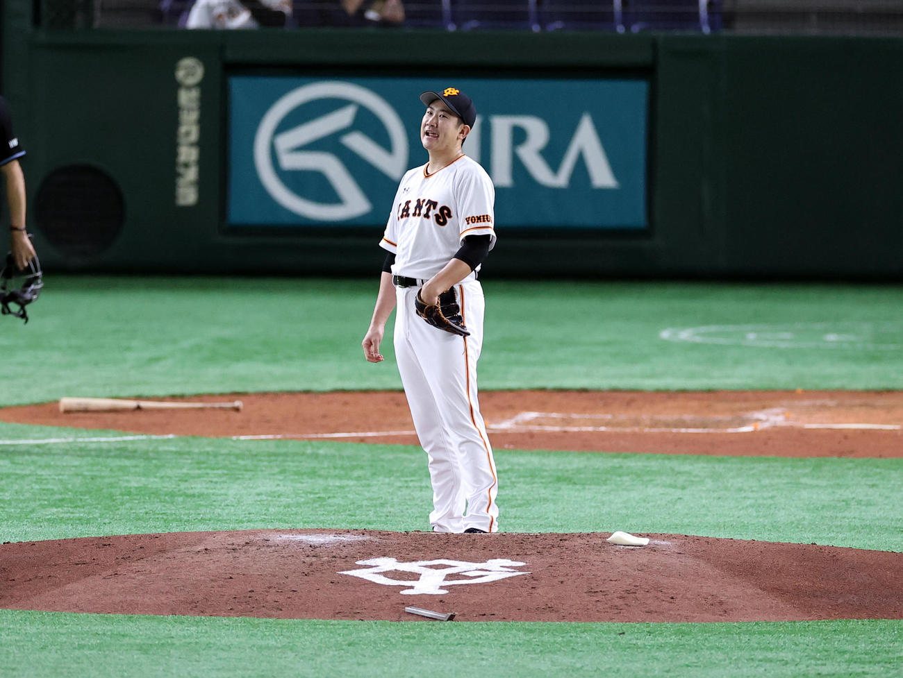 巨人対阪神　4回表阪神無死、近本に遊内野安打を許した菅野は悔しそうに舌を出す（撮影・浅見桂子）