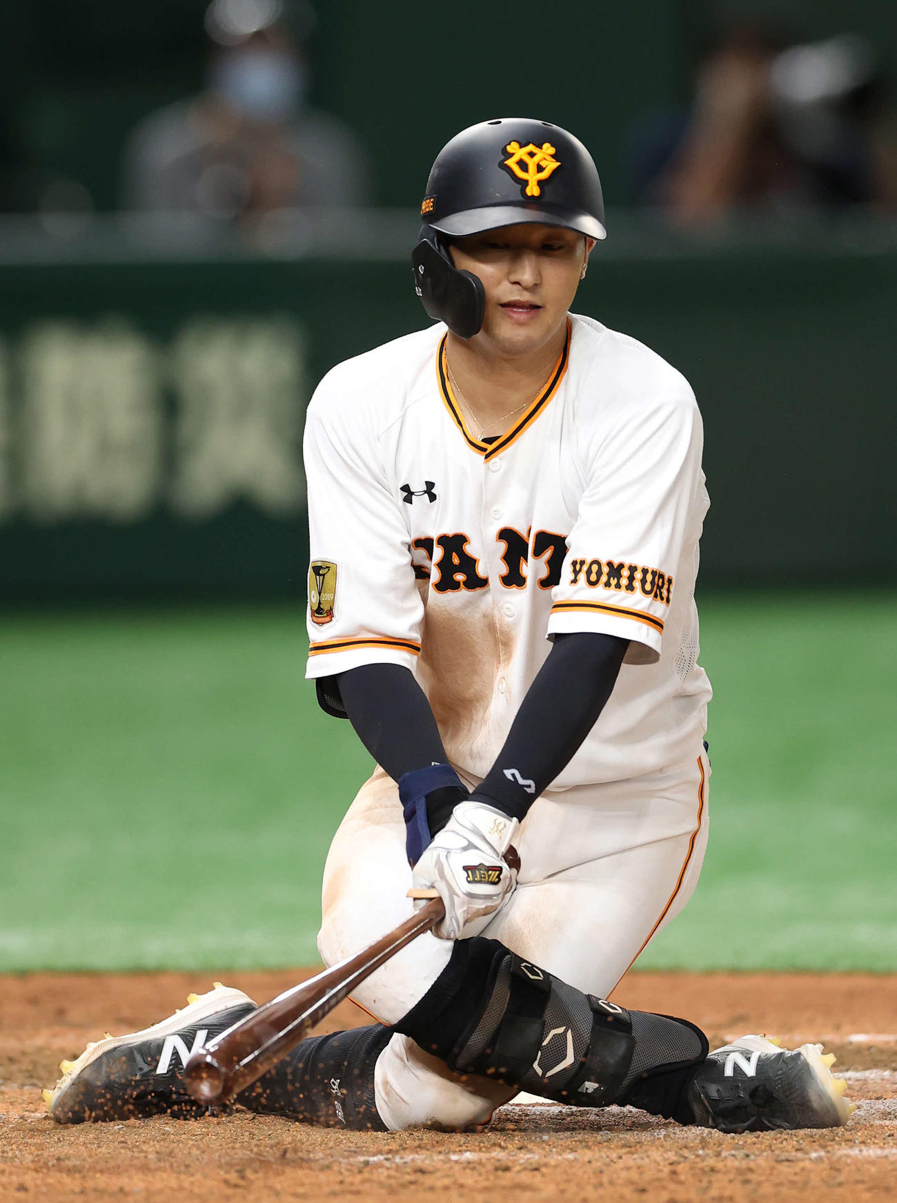 巨人対阪神　8回裏巨人1死一塁、空振り三振に倒れる吉川尚（撮影・河野匠）