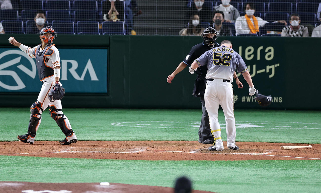 巨人対阪神　8回表阪神2死、サンズは見逃し三振を取られ、嶋田球審に侮辱発言をして退場となる（撮影・浅見桂子）