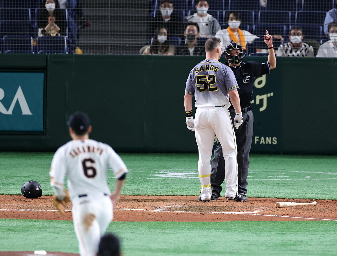 巨人対阪神　8回表阪神2死、サンズは見逃し三振を取られ、嶋田球審に侮辱発言をして退場となる（撮影・浅見桂子）