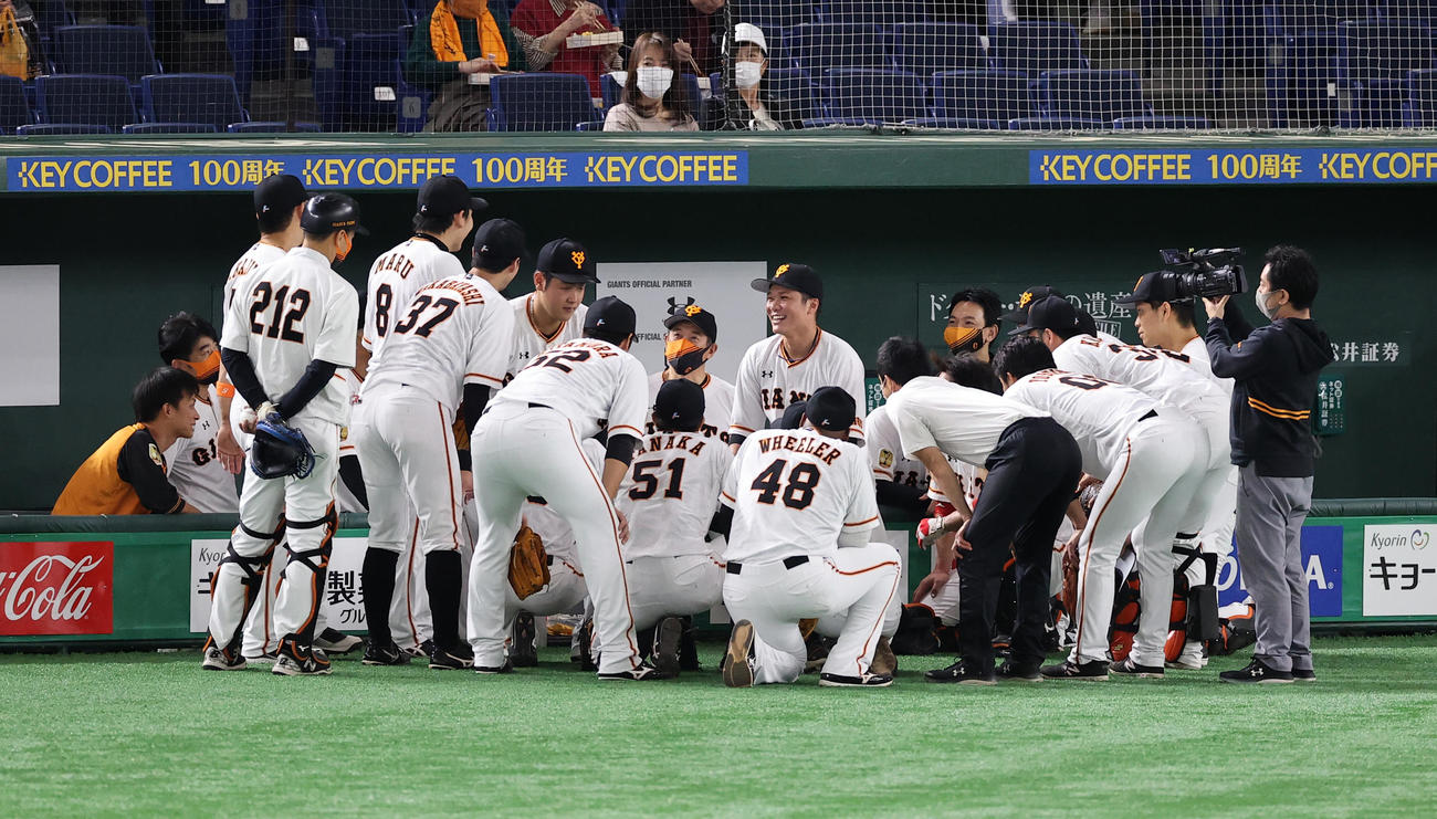 巨人対阪神　試合前円陣で声出しする岡本（中央奥左）（撮影・浅見桂子）