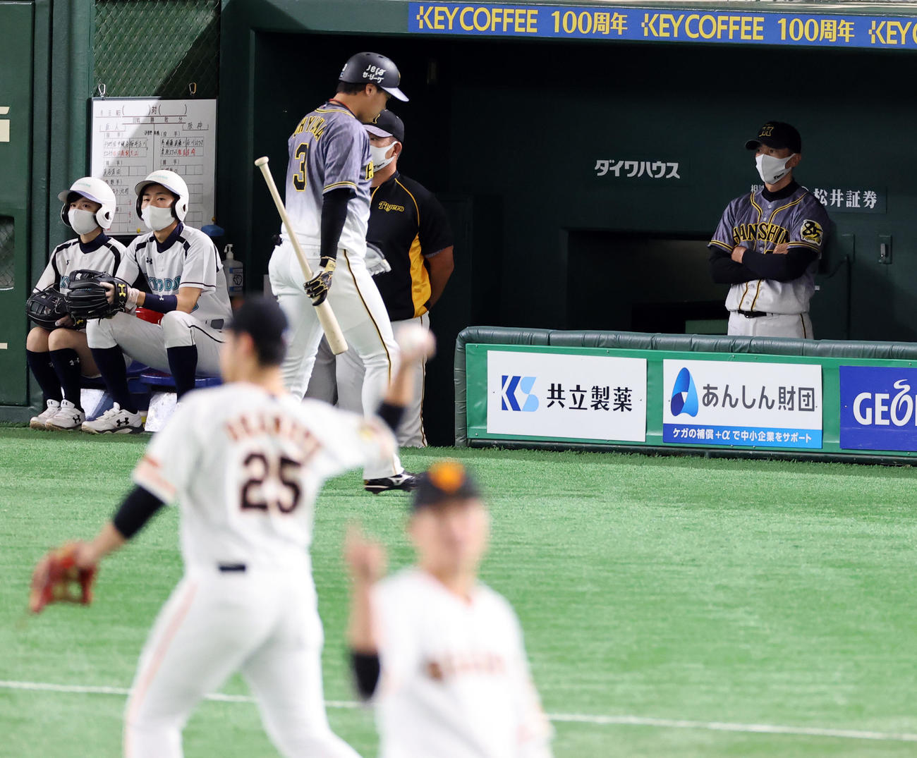 巨人対阪神　2回表阪神無死、大山（中央）は見逃し三振に倒れ引き揚げる奥で、むっつりとした表情の矢野監督（右）。手前左は岡本（撮影・浅見桂子）