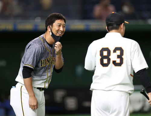 巨人対阪神 試合前、巨人原監督(右)にあいさつする阪神藤川(撮影・河野匠)