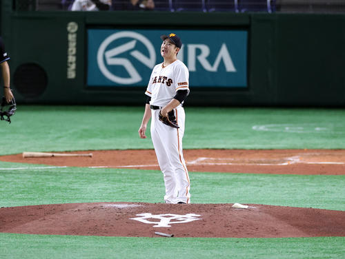 巨人対阪神 4回表阪神無死、近本に遊内野安打を許した菅野は悔しそうに舌を出す(撮影・浅見桂子)