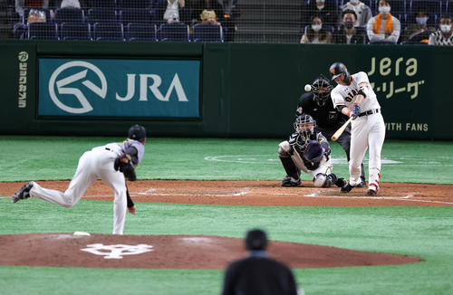 巨人対阪神　6回裏巨人無死、菅野は中越え二塁打を放つ。投手高橋（撮影・浅見桂子）