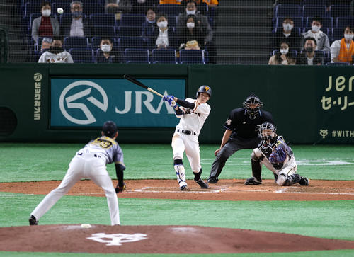 巨人対阪神　6回裏巨人無死一、三塁、松原は同点の右犠飛を放つ。投手高橋（撮影・浅見桂子）