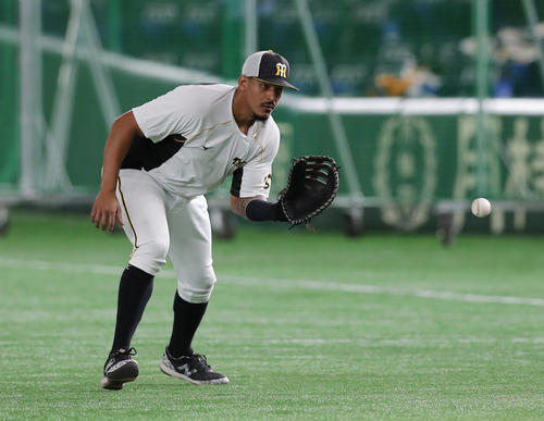 巨人対阪神 試合前練習でノックを受ける阪神マルテ(撮影・前田充)