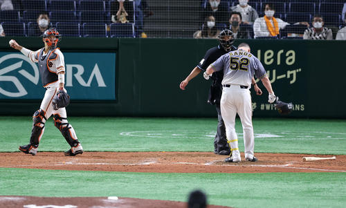 巨人対阪神 8回表阪神2死、サンズは見逃し三振を取られ、嶋田球審に侮辱発言をして退場となる(撮影・浅見桂子)